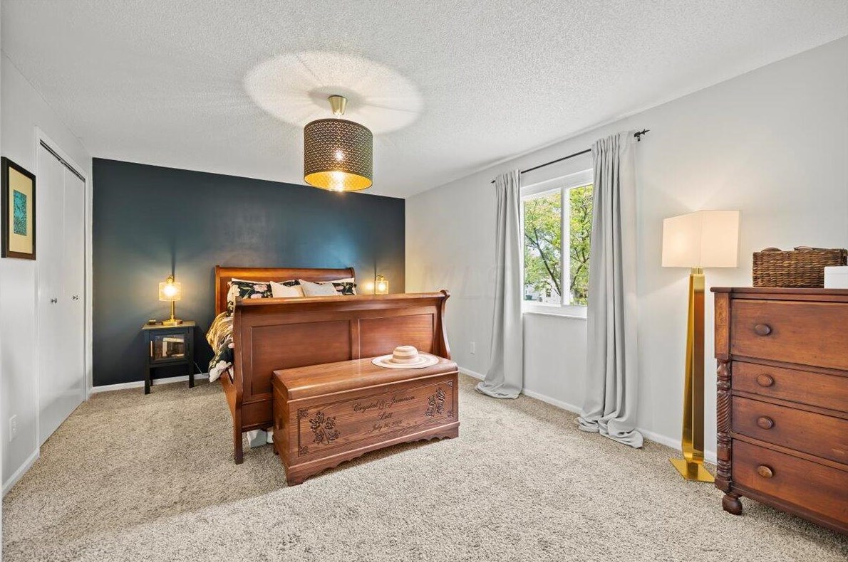 6891 Sparrow Ln, Columbus OH 43235-6200 exterior