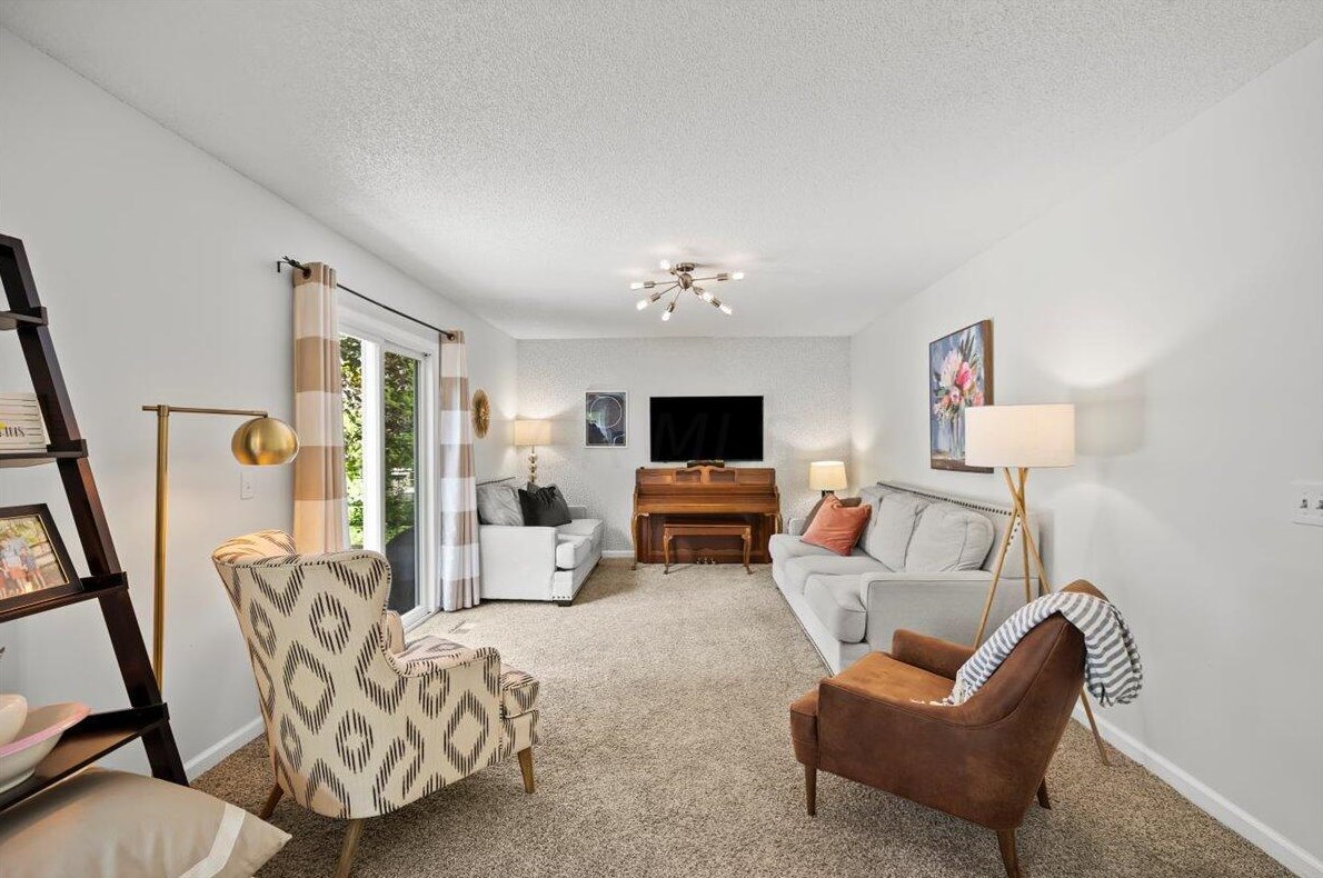 6891 Sparrow Ln, Columbus OH 43235-6200 exterior