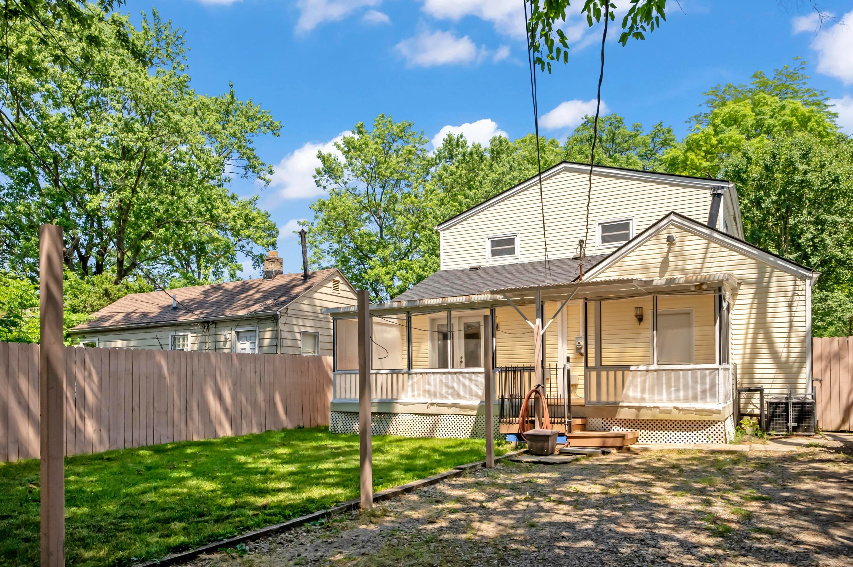 3047 Azelda St, Columbus OH 43224-4011 exterior