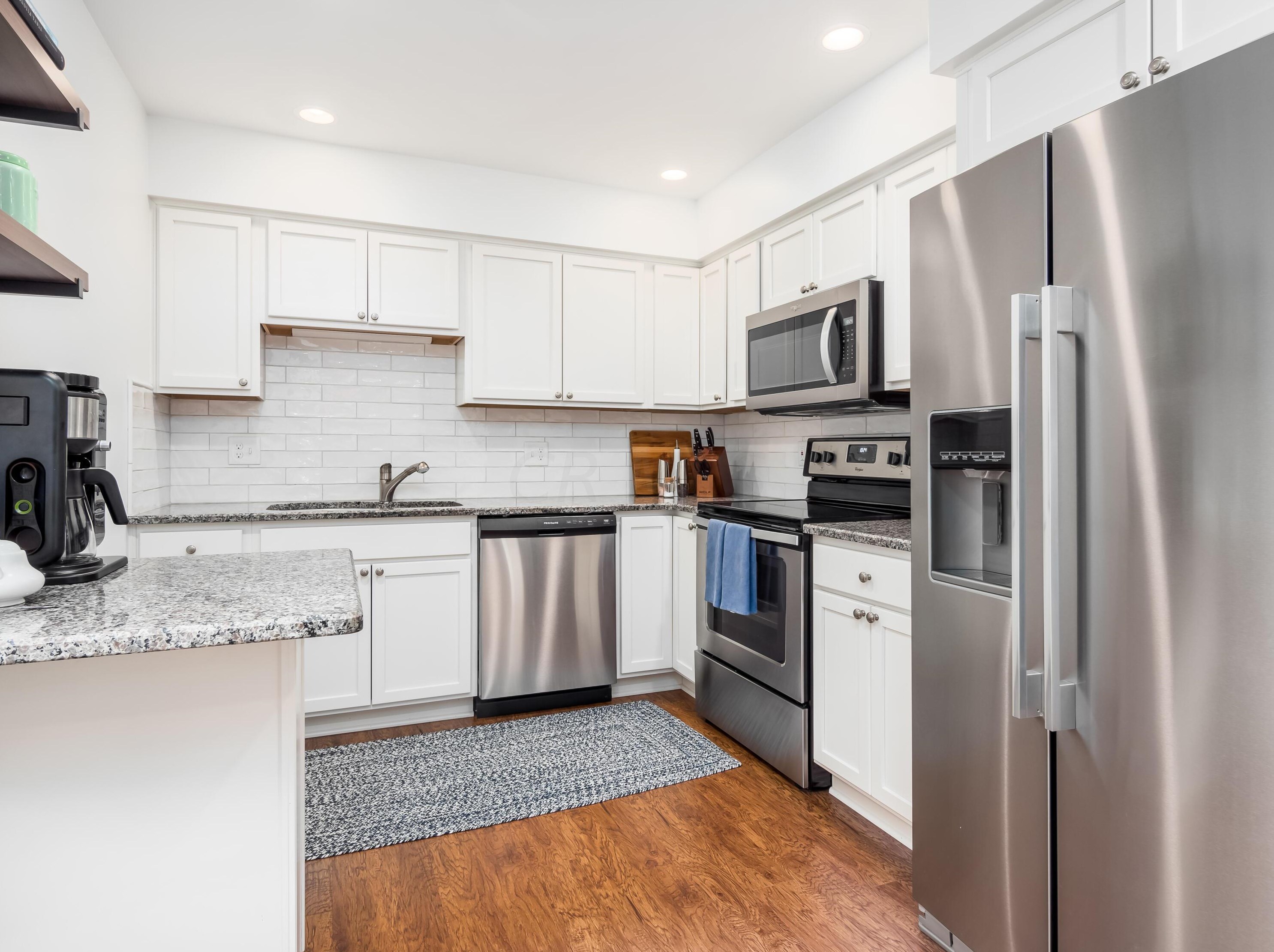 4216 Chaucer Ln, Columbus OH 43220-4079 exterior