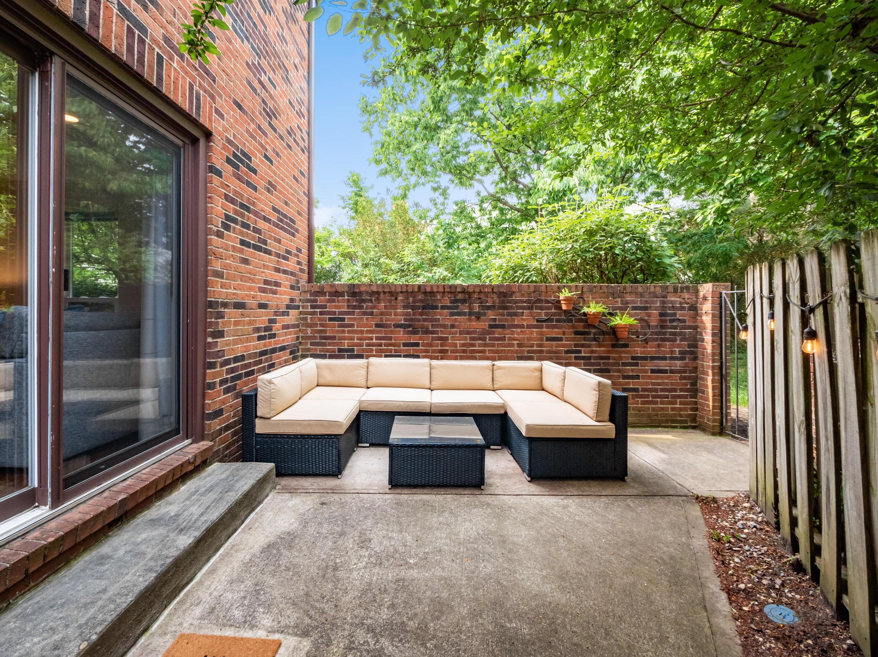 4216 Chaucer Ln, Columbus OH 43220-4079 exterior