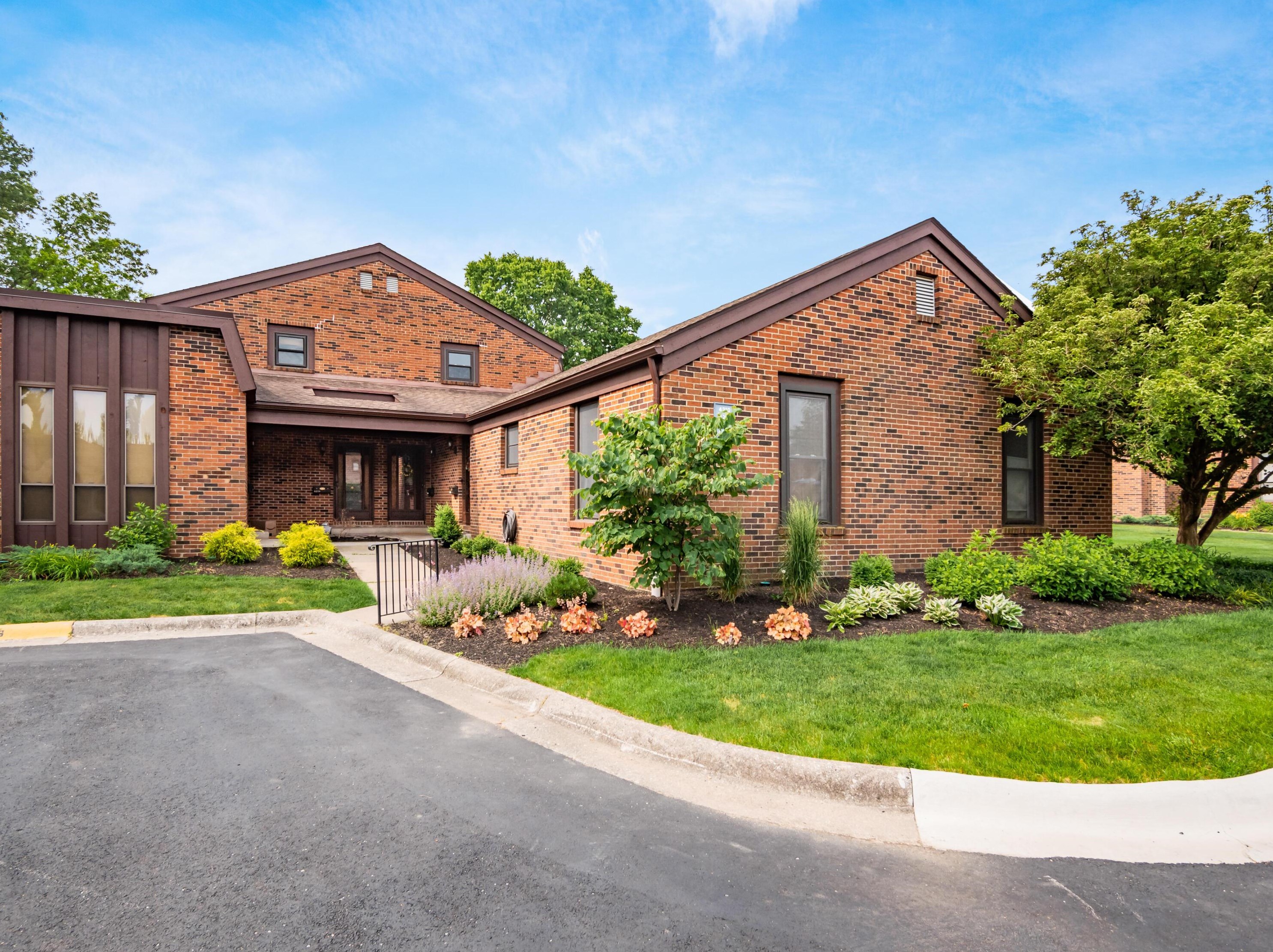 4216 Chaucer Ln, Columbus OH 43220-4079 exterior