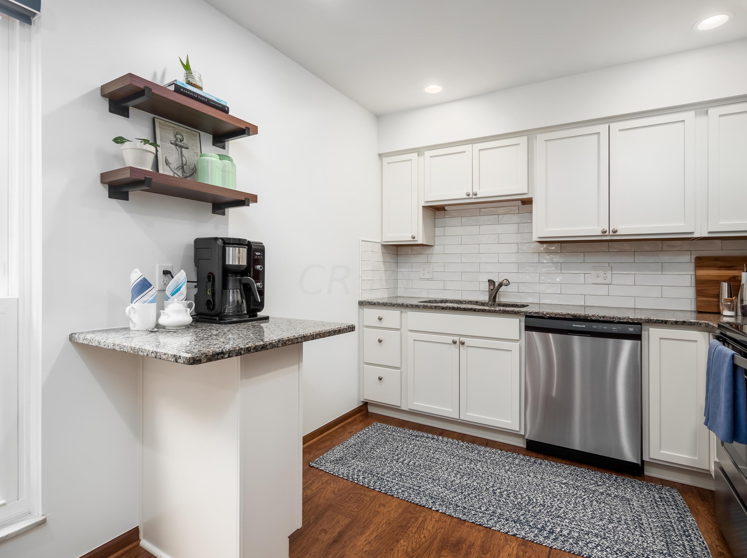 4216 Chaucer Ln, Columbus OH 43220-4079 exterior