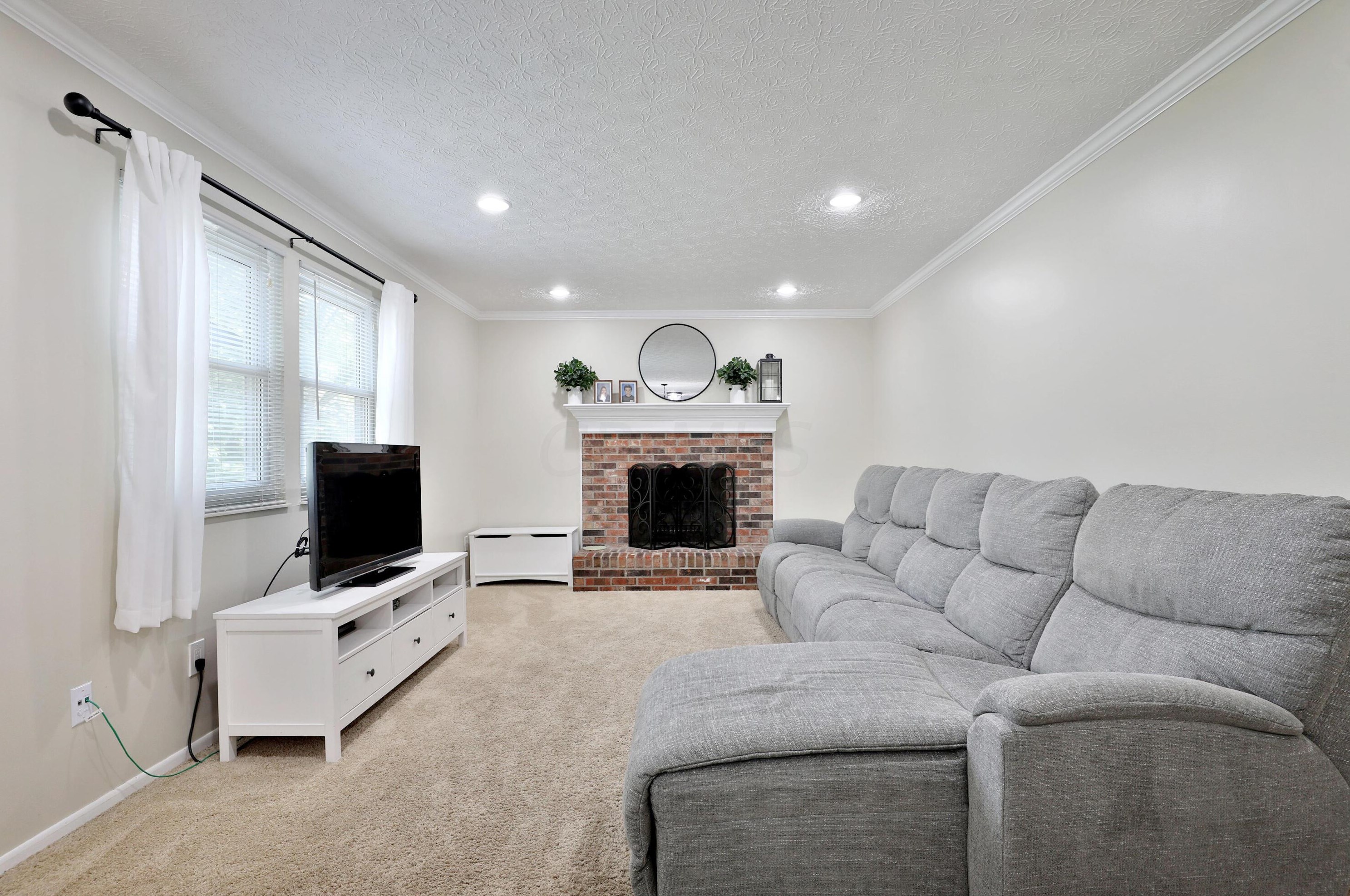 3642 Pinwherry Ct, Columbus OH 43221-5241 exterior