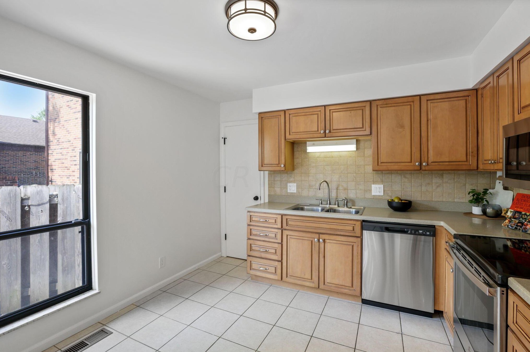 4280 Chaucer Ln, Columbus OH 43220-4055 exterior