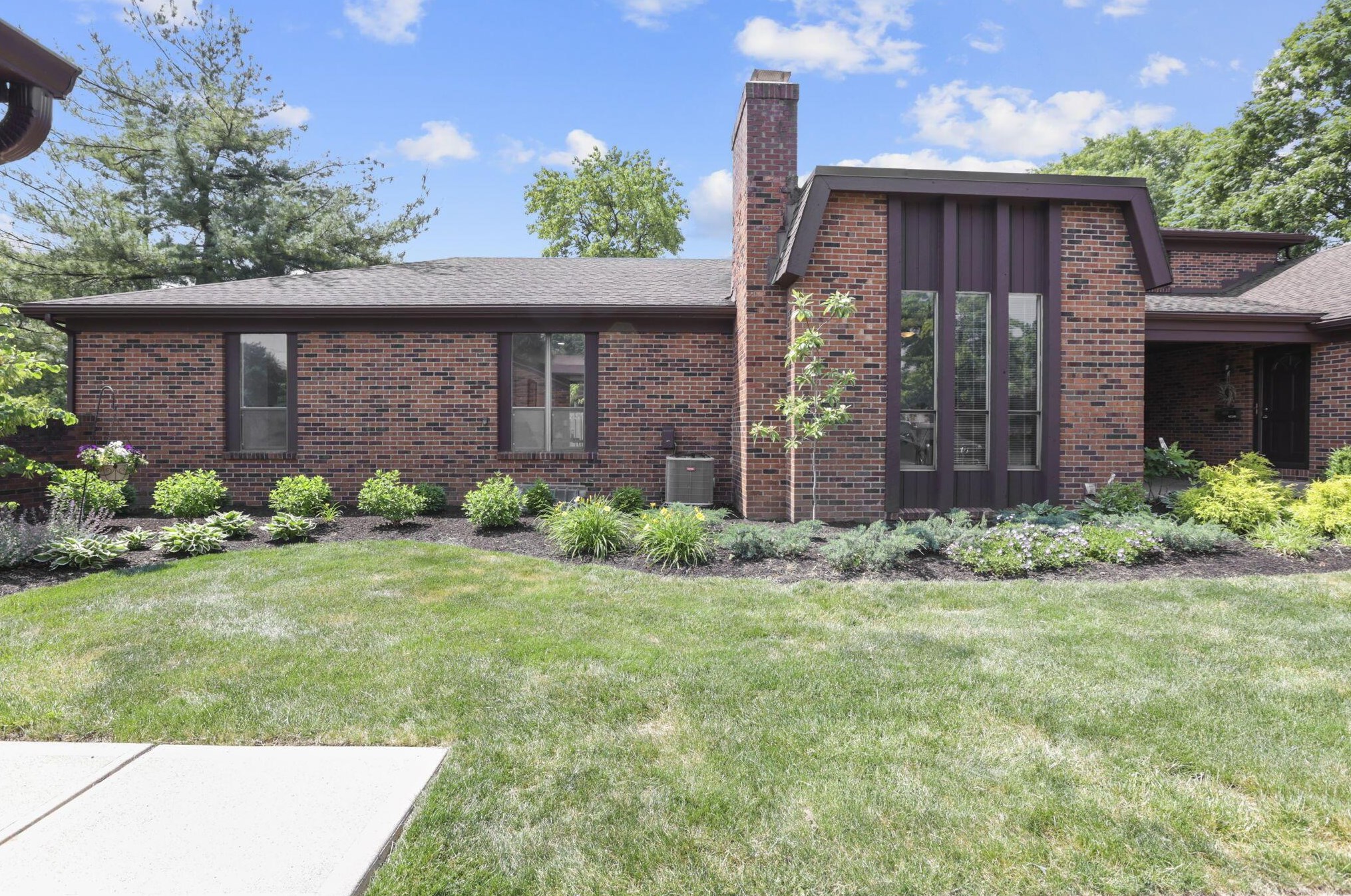 4280 Chaucer Ln, Columbus OH 43220-4055 exterior