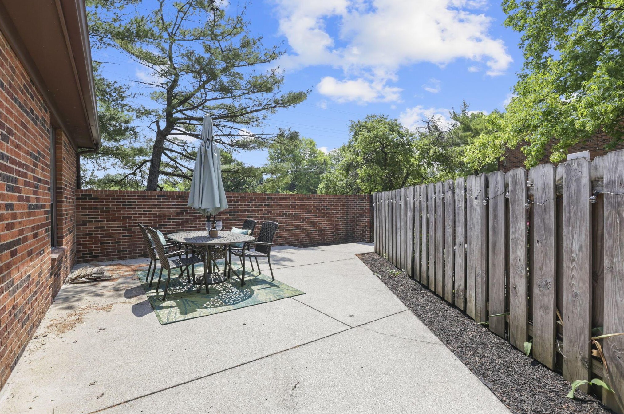 4280 Chaucer Ln, Columbus OH 43220-4055 exterior