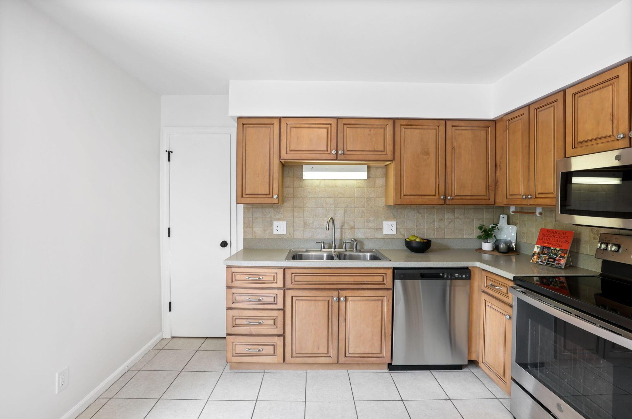 4280 Chaucer Ln, Columbus OH 43220-4055 exterior