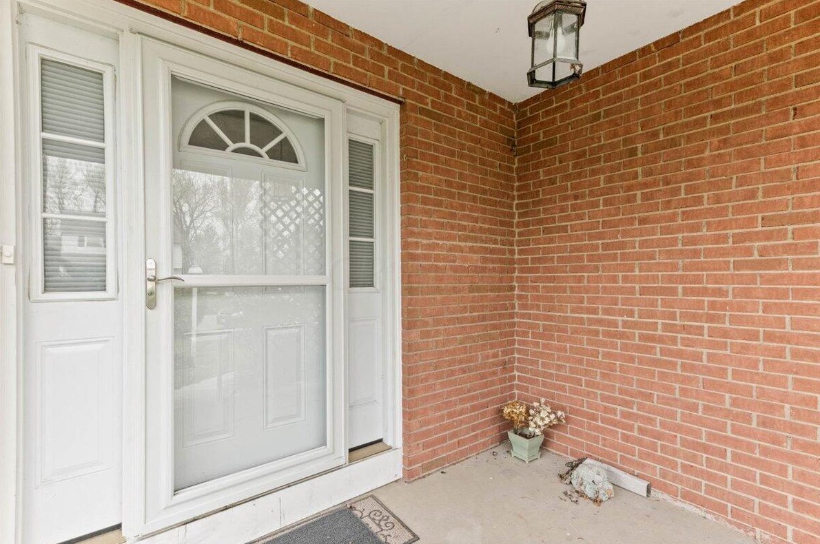 3175 Pine Valley Rd, Columbus OH  43219-1644 exterior