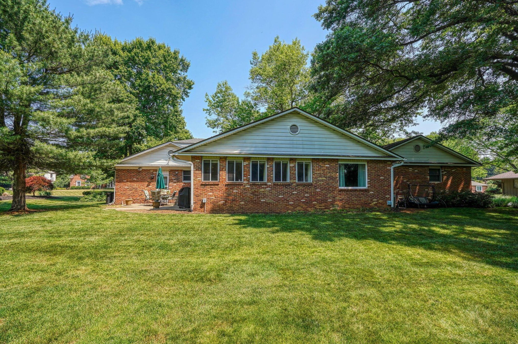 863 Gatehouse Ln, Columbus OH 43235-1731 exterior