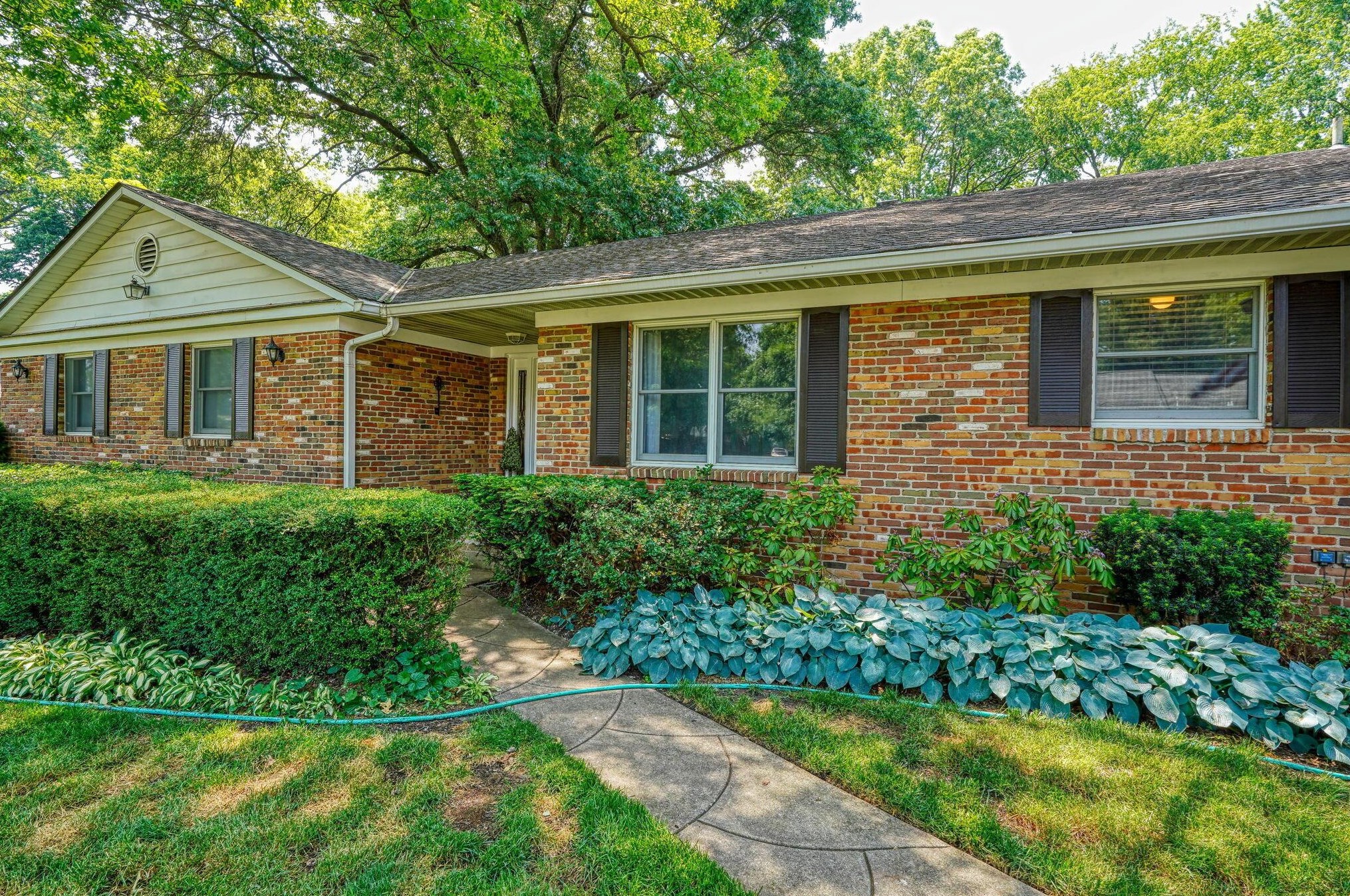 863 Gatehouse Ln, Columbus OH 43235-1731 exterior