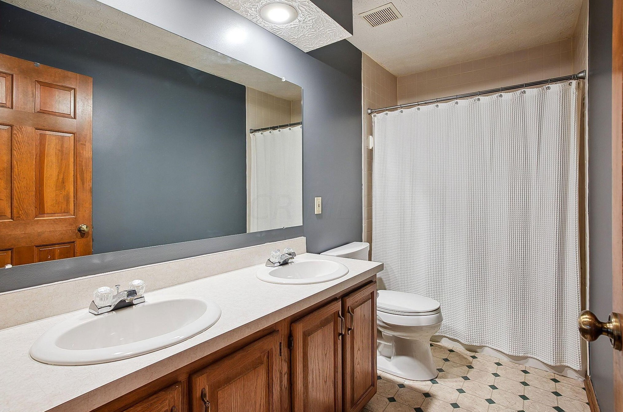 1025 Caroway Blvd, Columbus OH 43230-6214 exterior