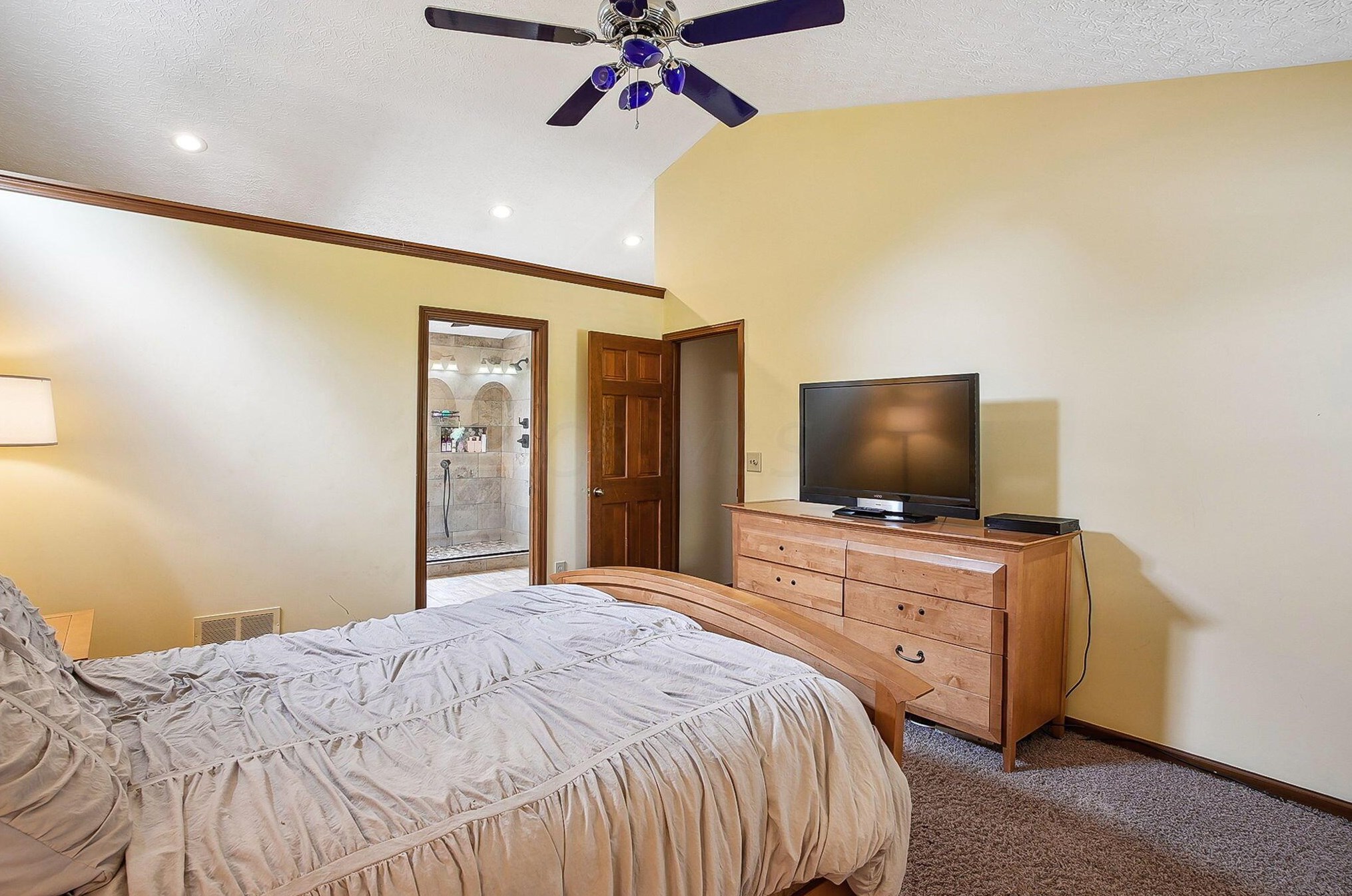 1025 Caroway Blvd, Columbus OH 43230-6214 exterior