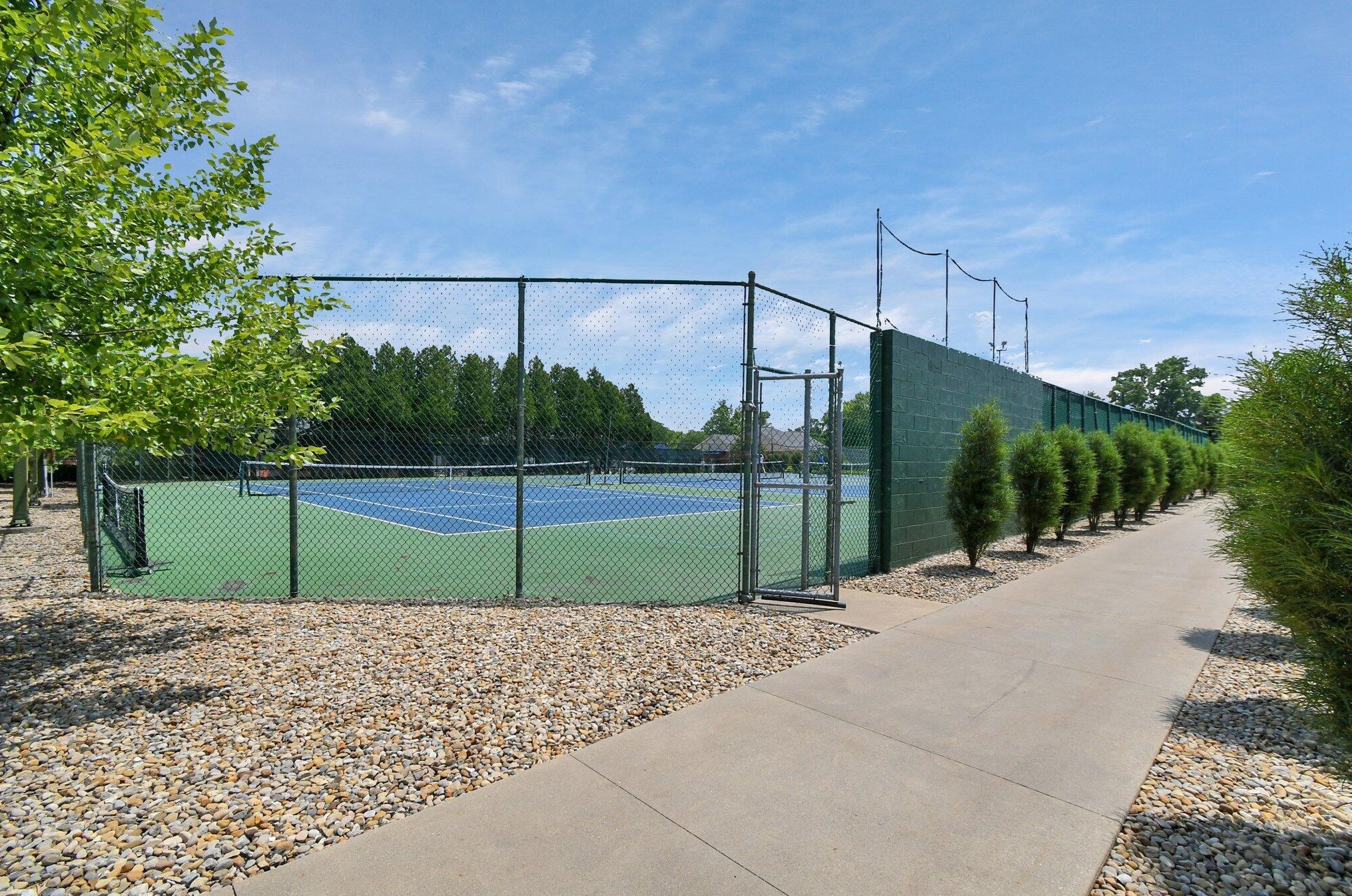 911 Clubview Blvd, Columbus OH 43235-1222 exterior