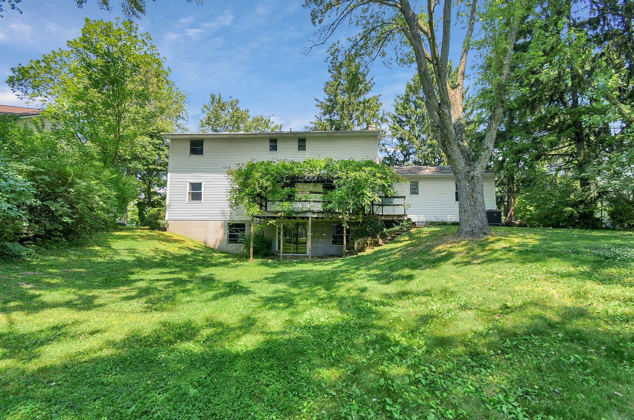 911 Clubview Blvd, Columbus OH 43235-1222 exterior