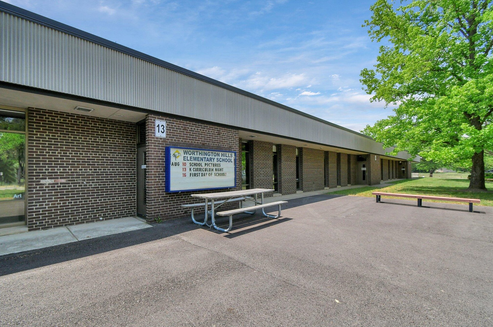 911 Clubview Blvd, Columbus OH 43235-1222 exterior