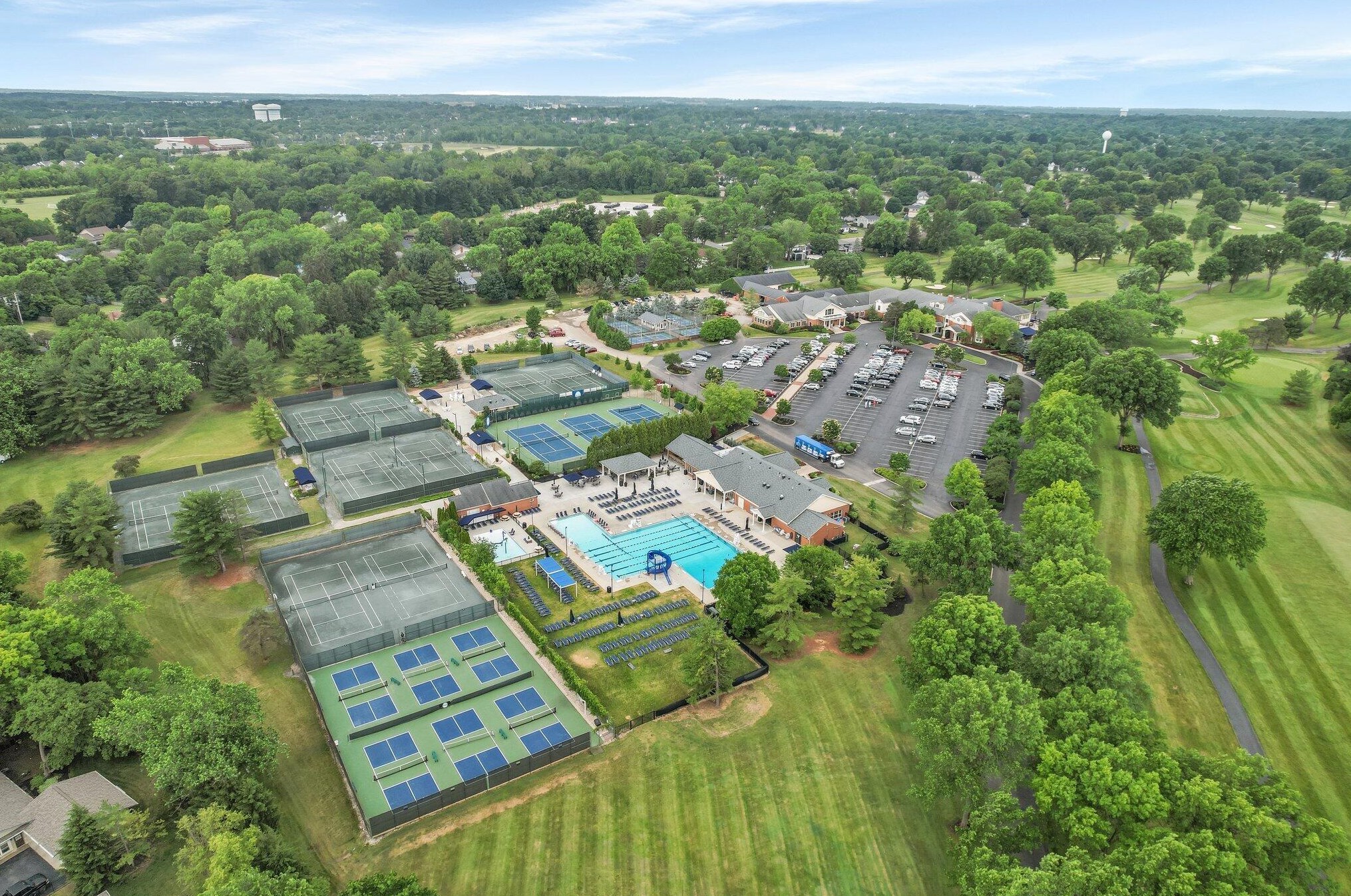 911 Clubview Blvd, Columbus OH 43235-1222 exterior