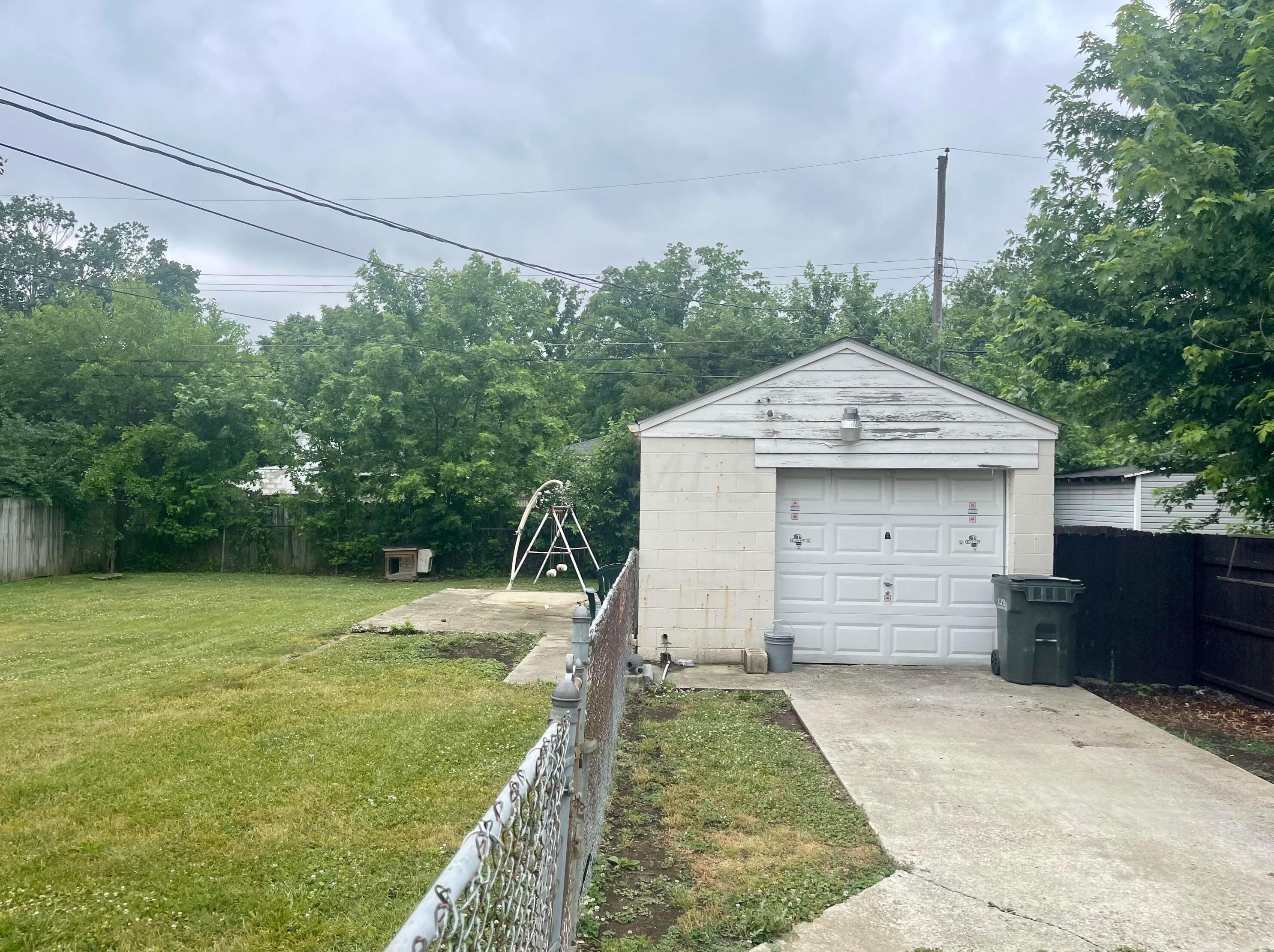 261 Pasadena Ave, Columbus OH 43228-1148 exterior