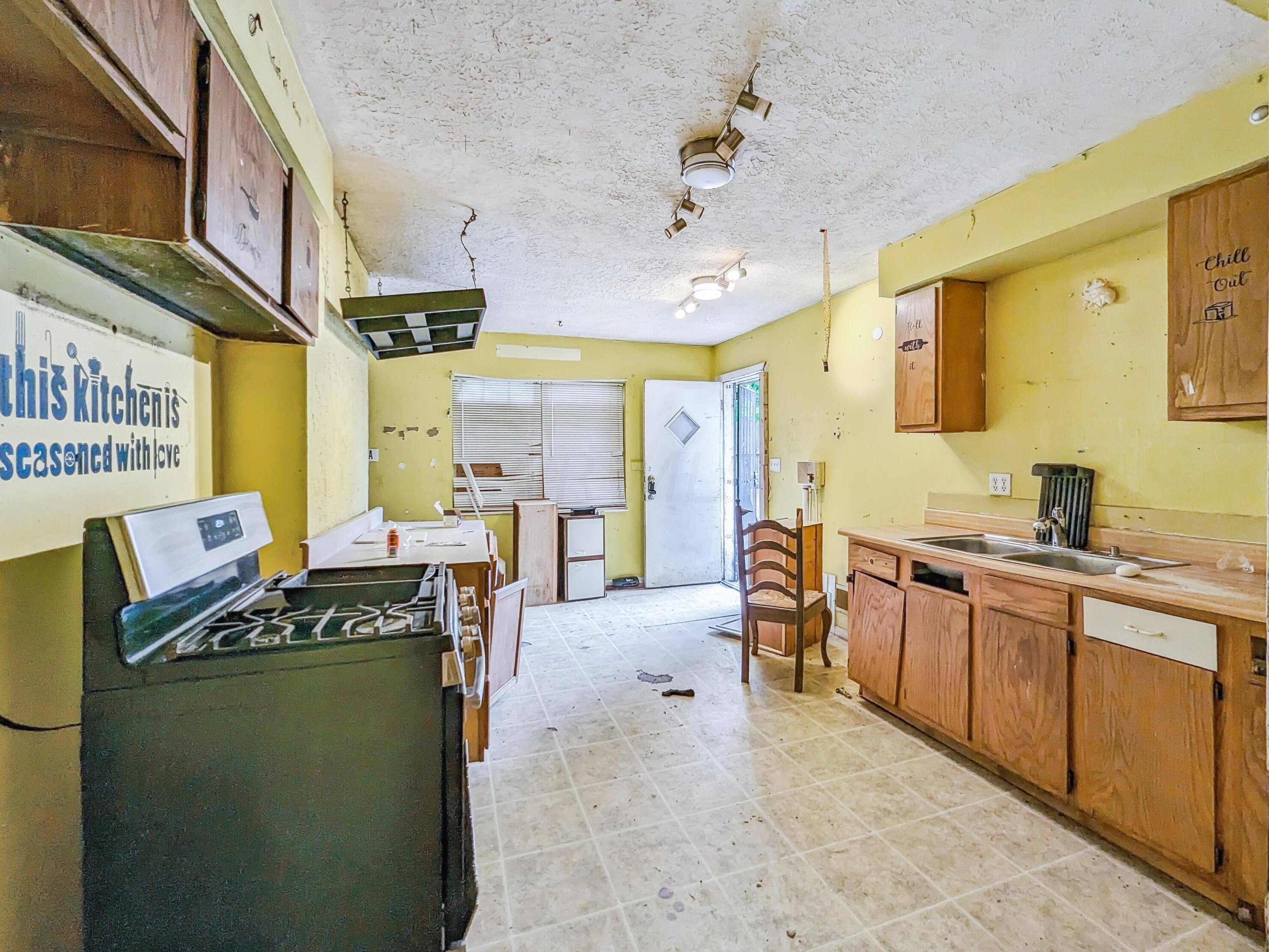 2008 Floral Ave, Columbus OH  43223-1106 exterior