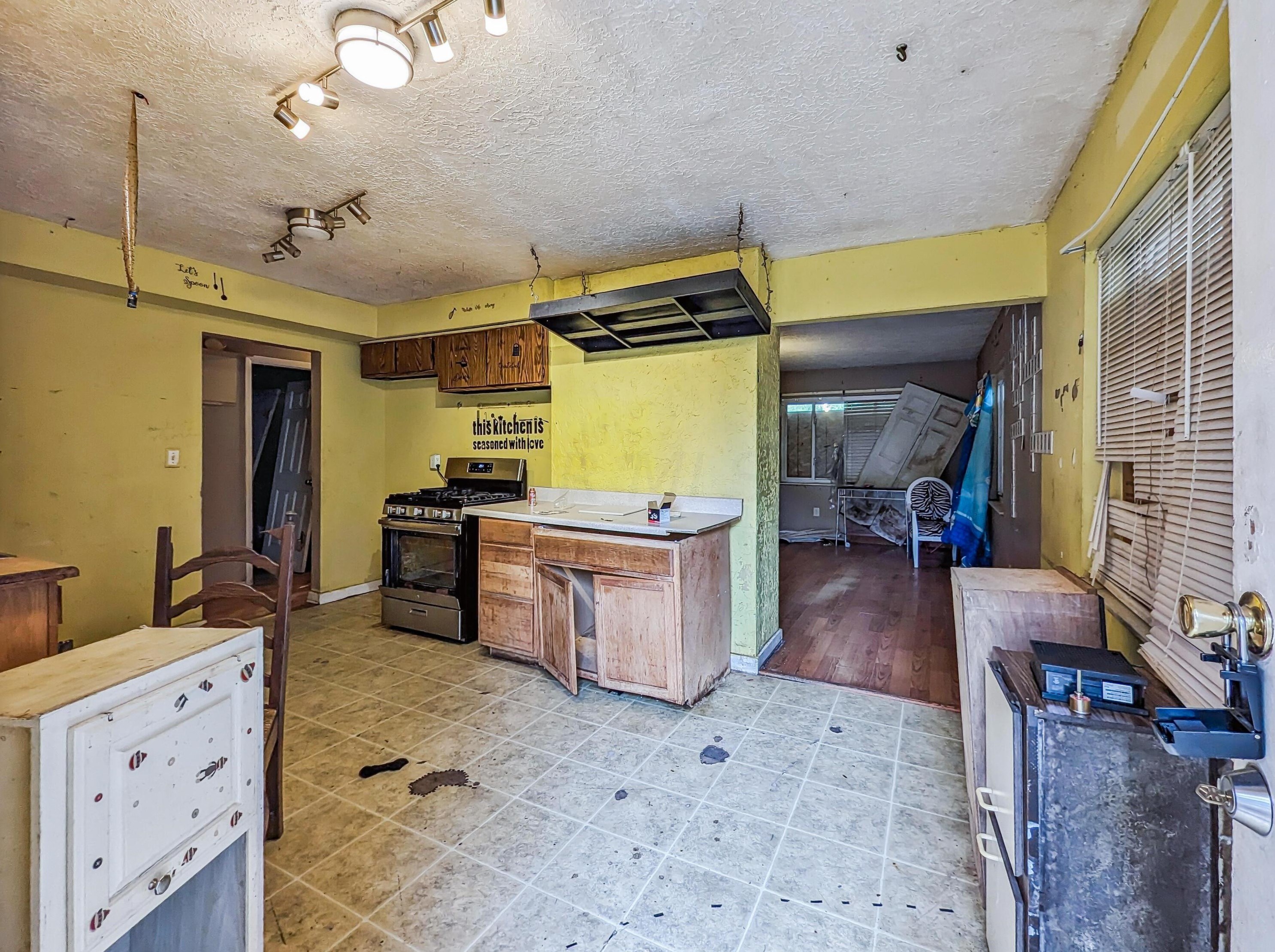 2008 Floral Ave, Columbus OH  43223-1106 exterior