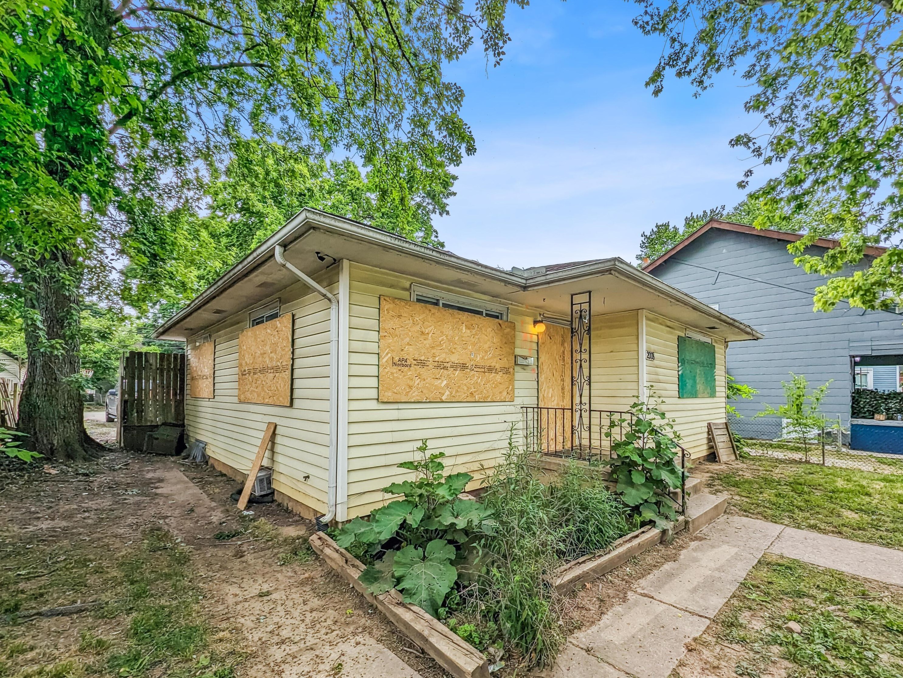 2008 Floral Ave, Columbus OH  43223-1106 exterior