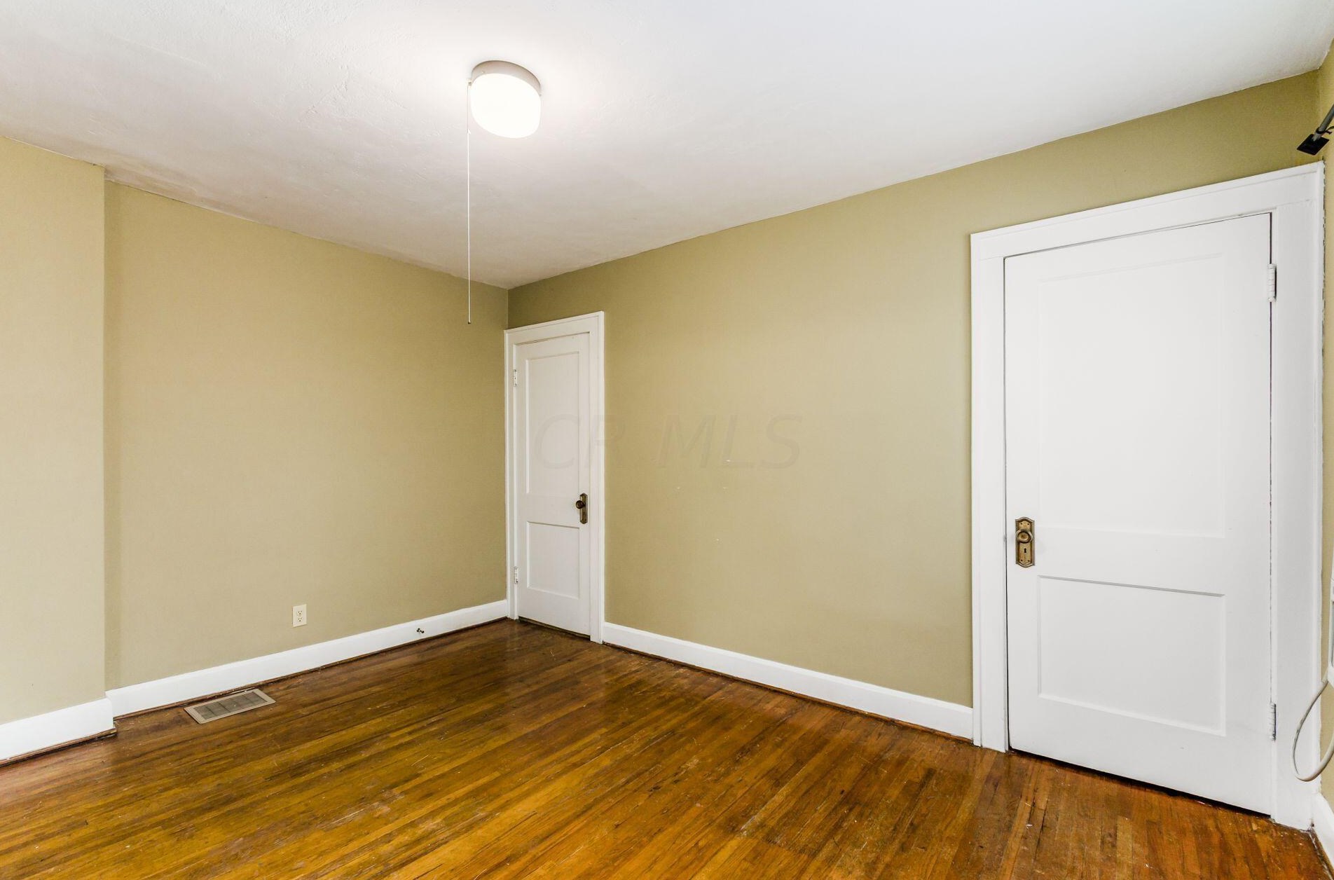 154 Clinton Hts Ave, Columbus OH 43202-1245 exterior