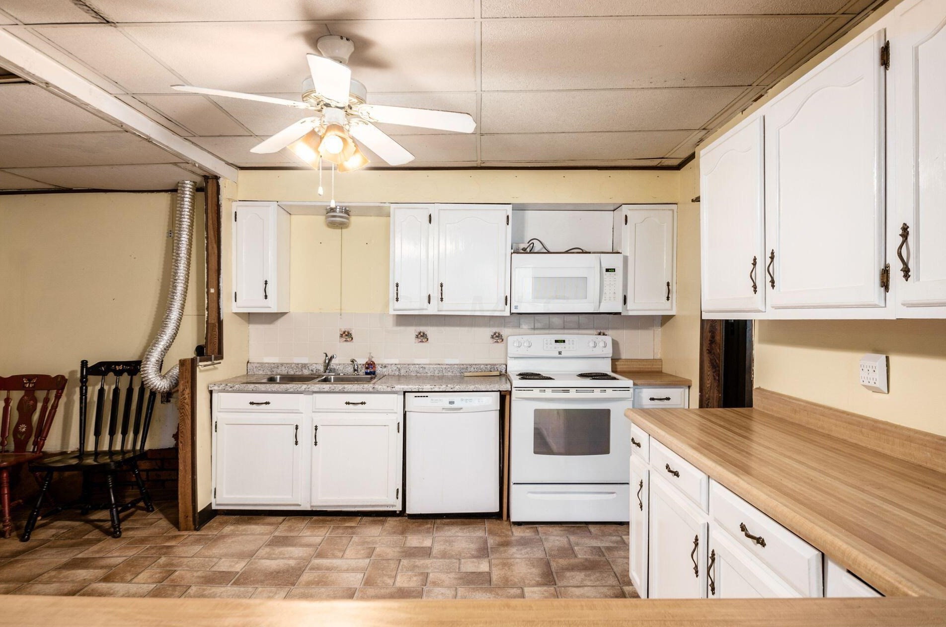 1121 Pauline Ave, Columbus OH 43224-3138 exterior