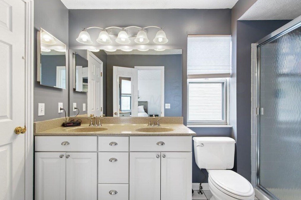 3380 Ln Coste Ln, Columbus OH 43228-7052 exterior