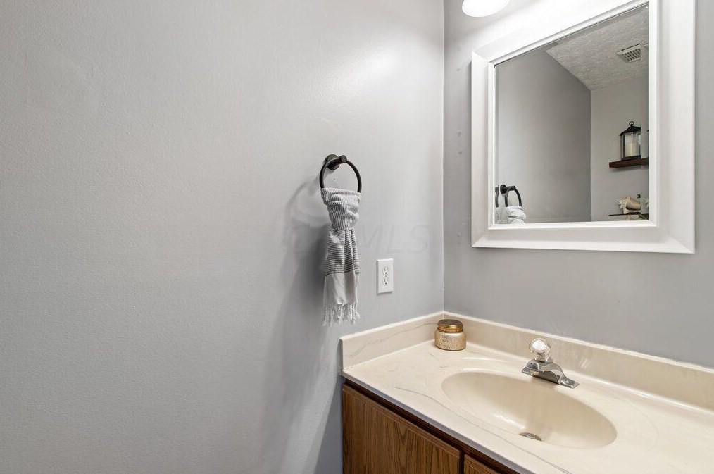 3380 Ln Coste Ln, Columbus OH 43228-7052 exterior