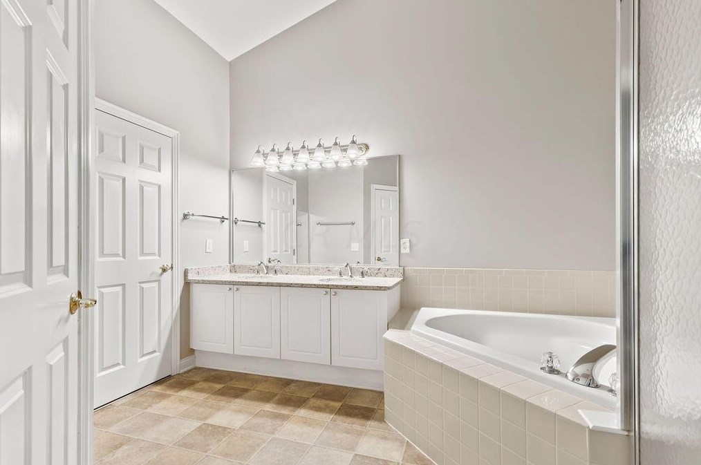 3971 Kensingwood Dr, Columbus OH 43230-8453 exterior