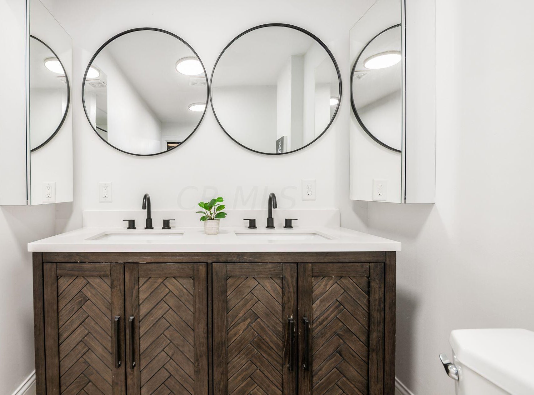 395 Welch Ave, Columbus OH 43207-5703 exterior