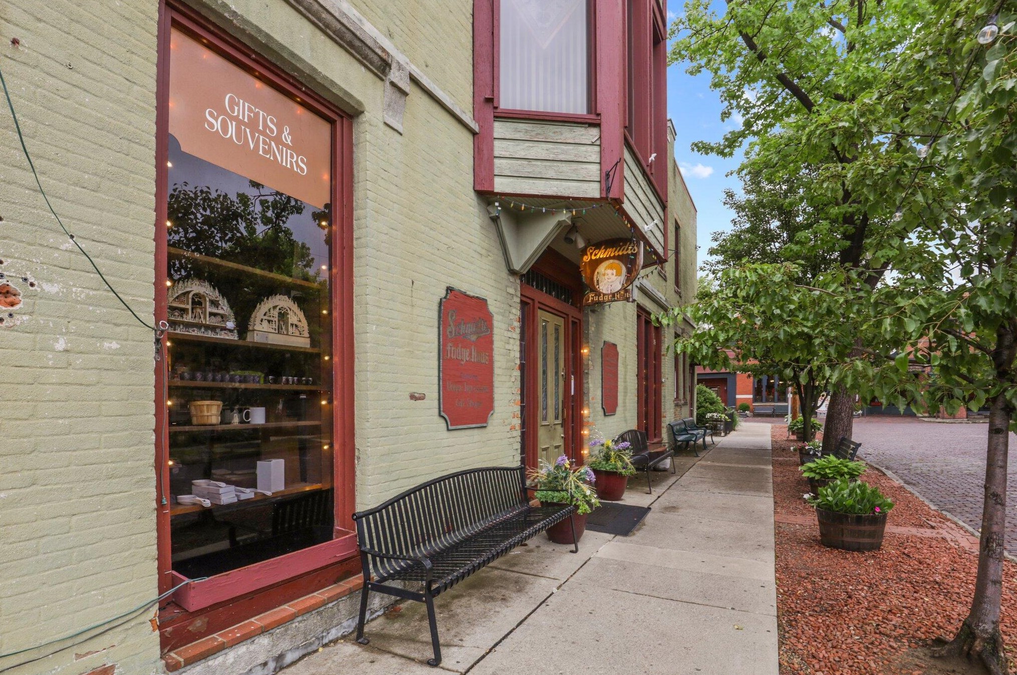 678 9 St, Columbus OH 43215-3973 exterior