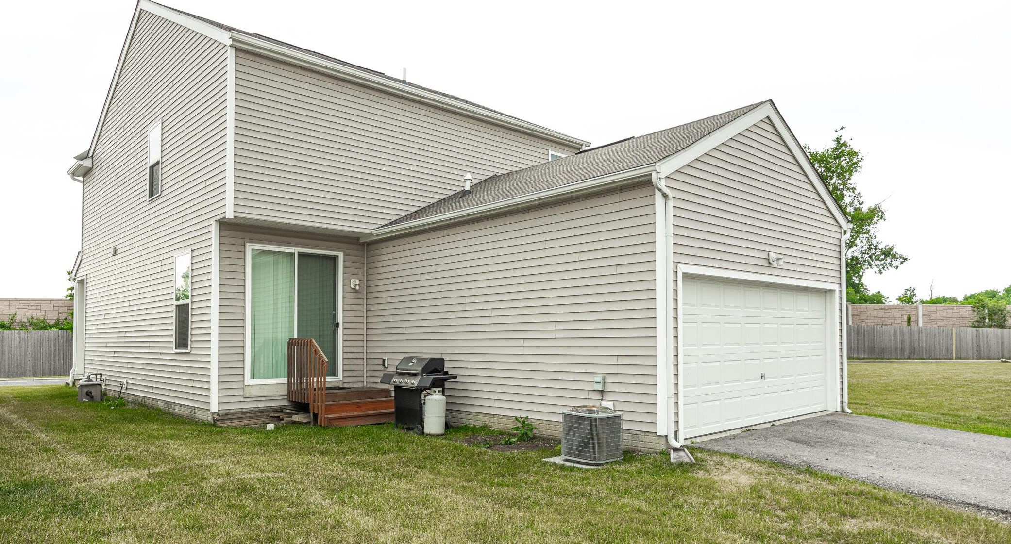 5702 Alliance Way, Columbus OH  43228-8948 exterior