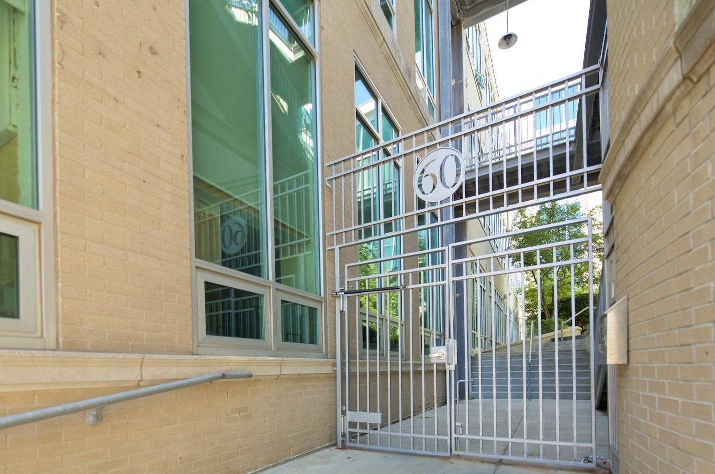 60 Spring St, Columbus OH  43215-7520 exterior