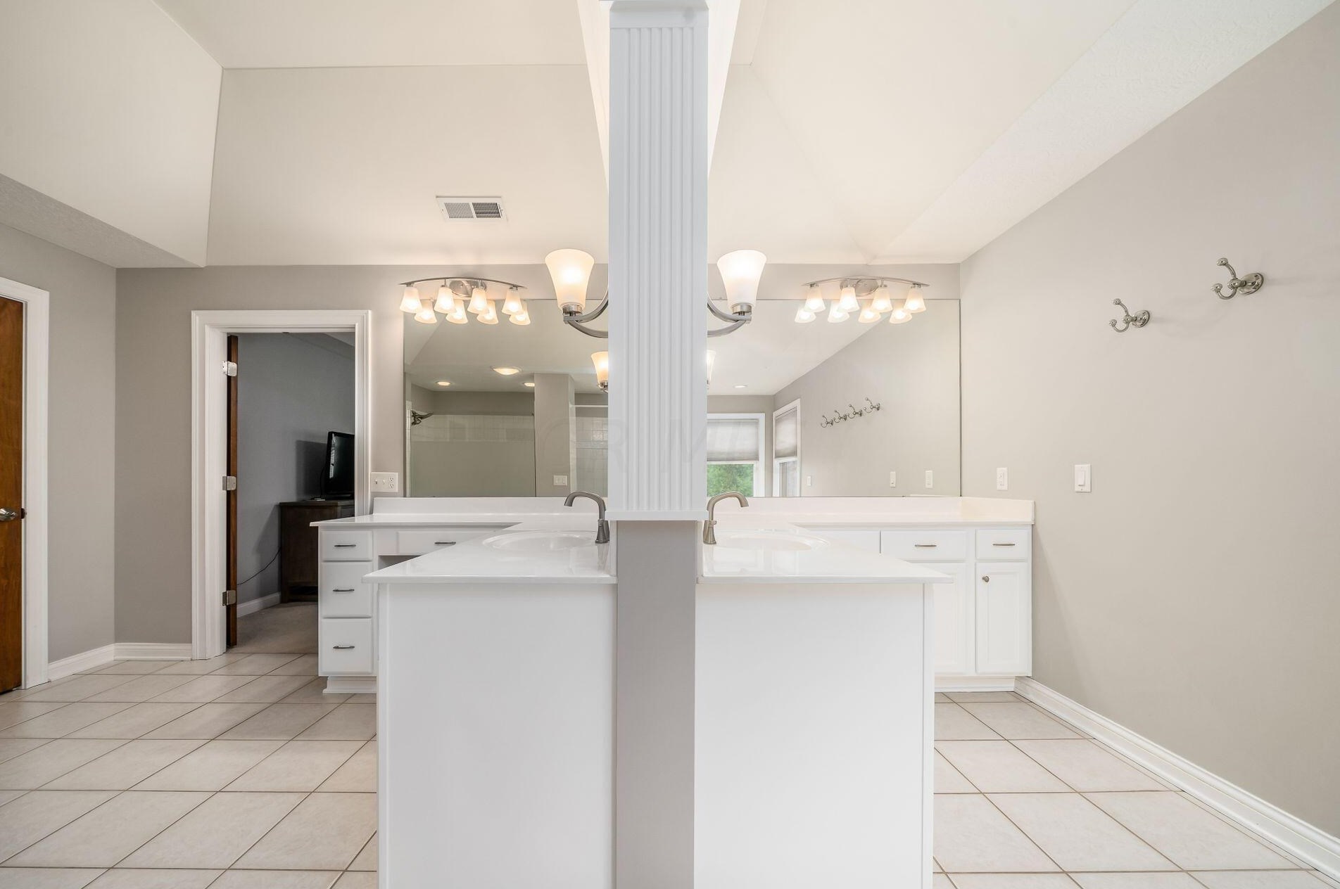 6209 Balmoral Dr, Dublin OH  43017-8595 exterior