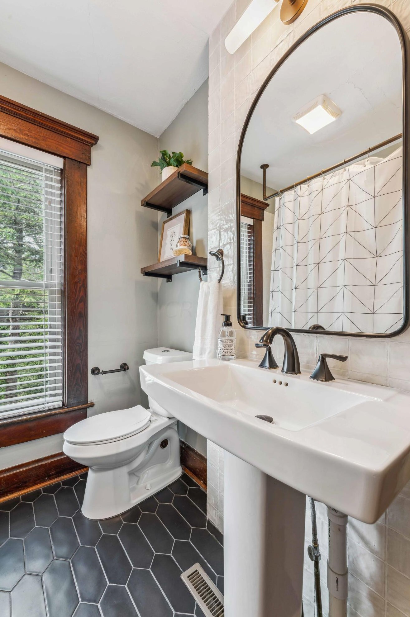 664 9 St, Columbus OH 43215-3972 exterior