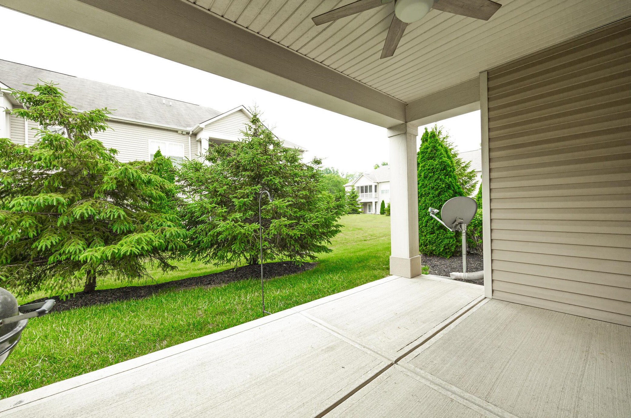 1417 Carylake Cir, Columbus OH  43240-4075 exterior