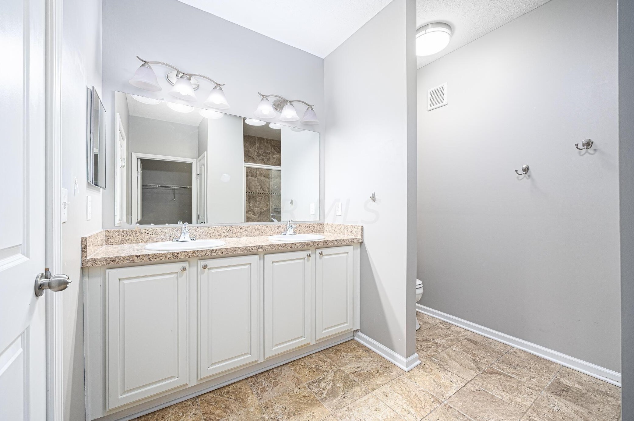 1417 Carylake Cir, Columbus OH  43240-4075 exterior