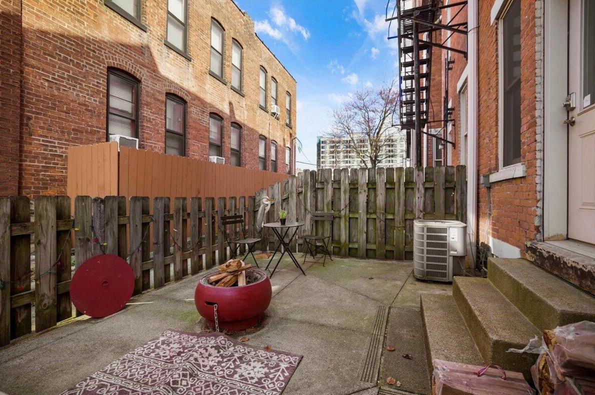 60 Buttles Ave, Columbus OH  43215-1451 exterior