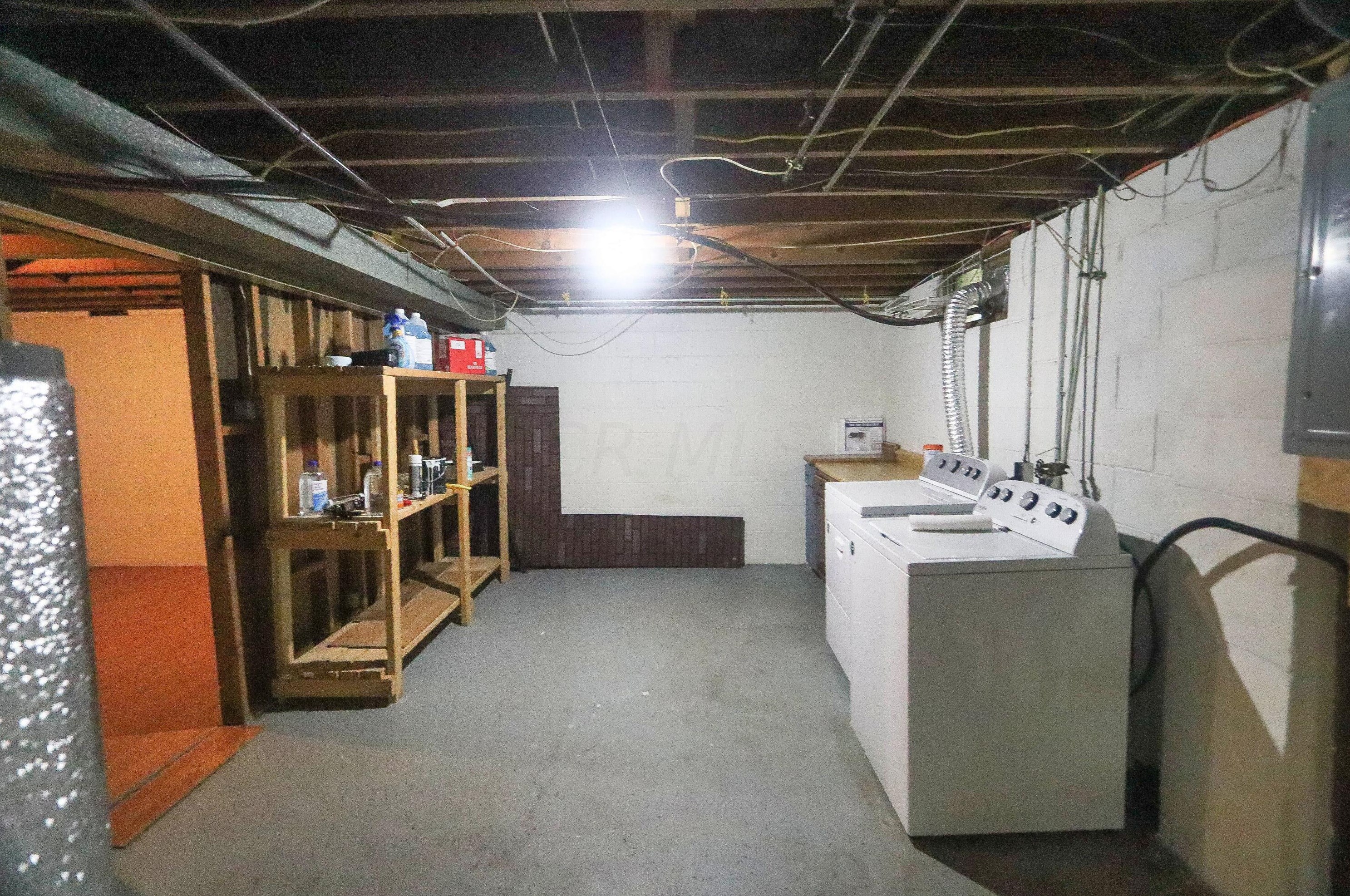 825 Higbee Dr, Columbus OH 43207 exterior