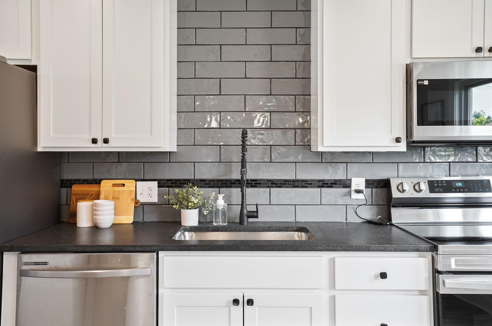 1176 Sidney St, Columbus OH  43201-2954 exterior