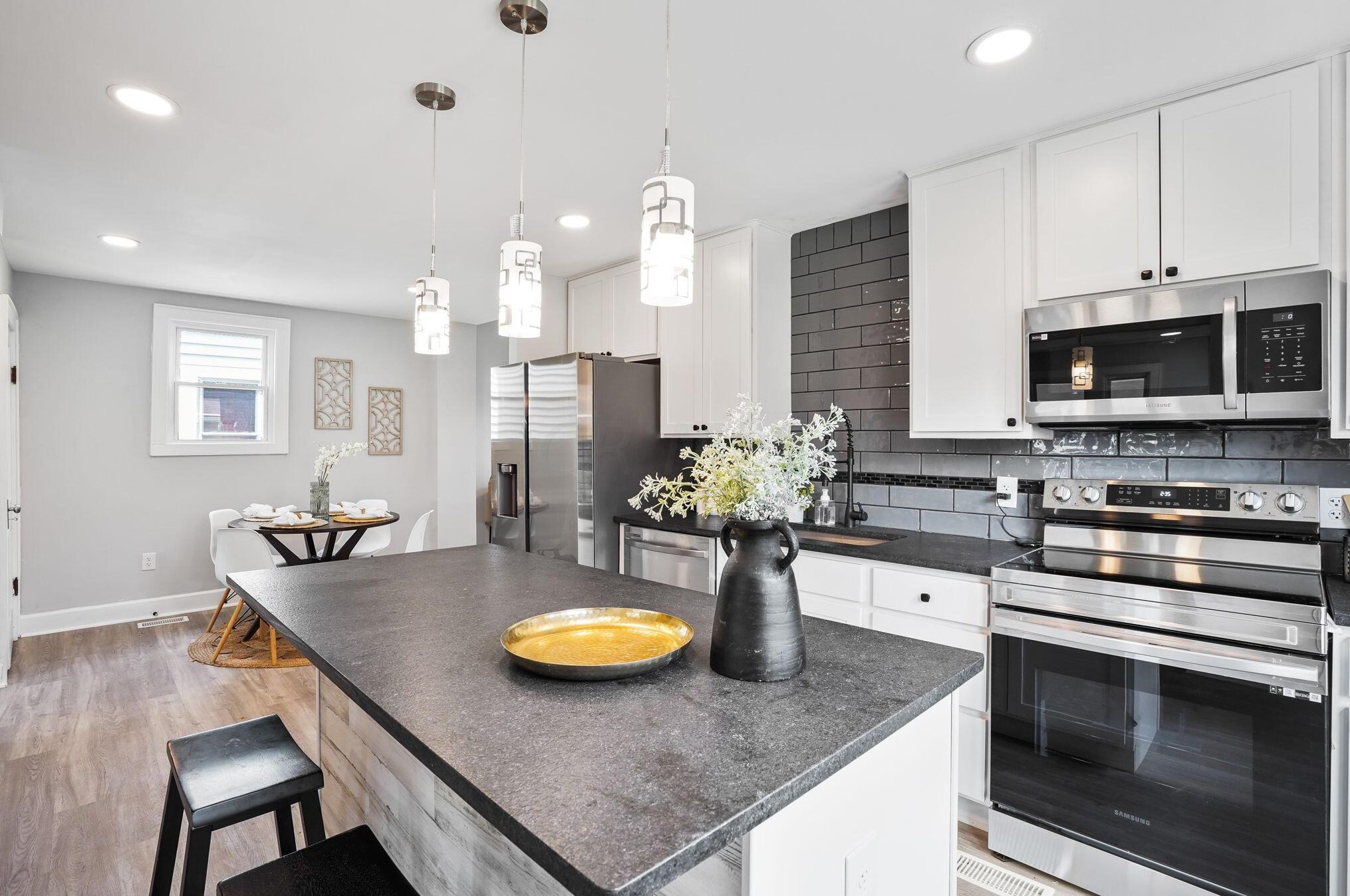 1176 Sidney St, Columbus OH  43201-2954 exterior