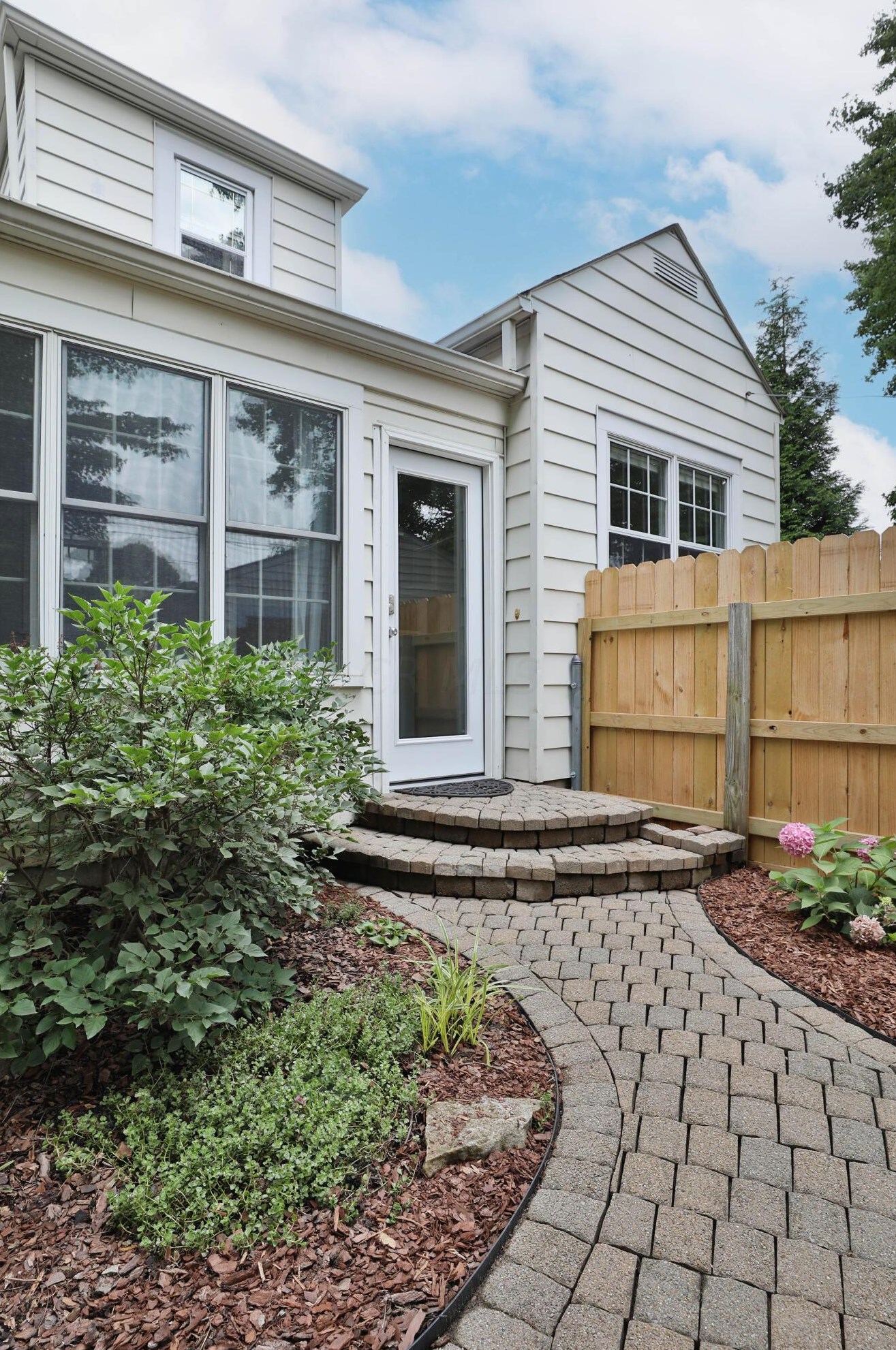 543 Richards Rd, Columbus OH 43214-3749 exterior