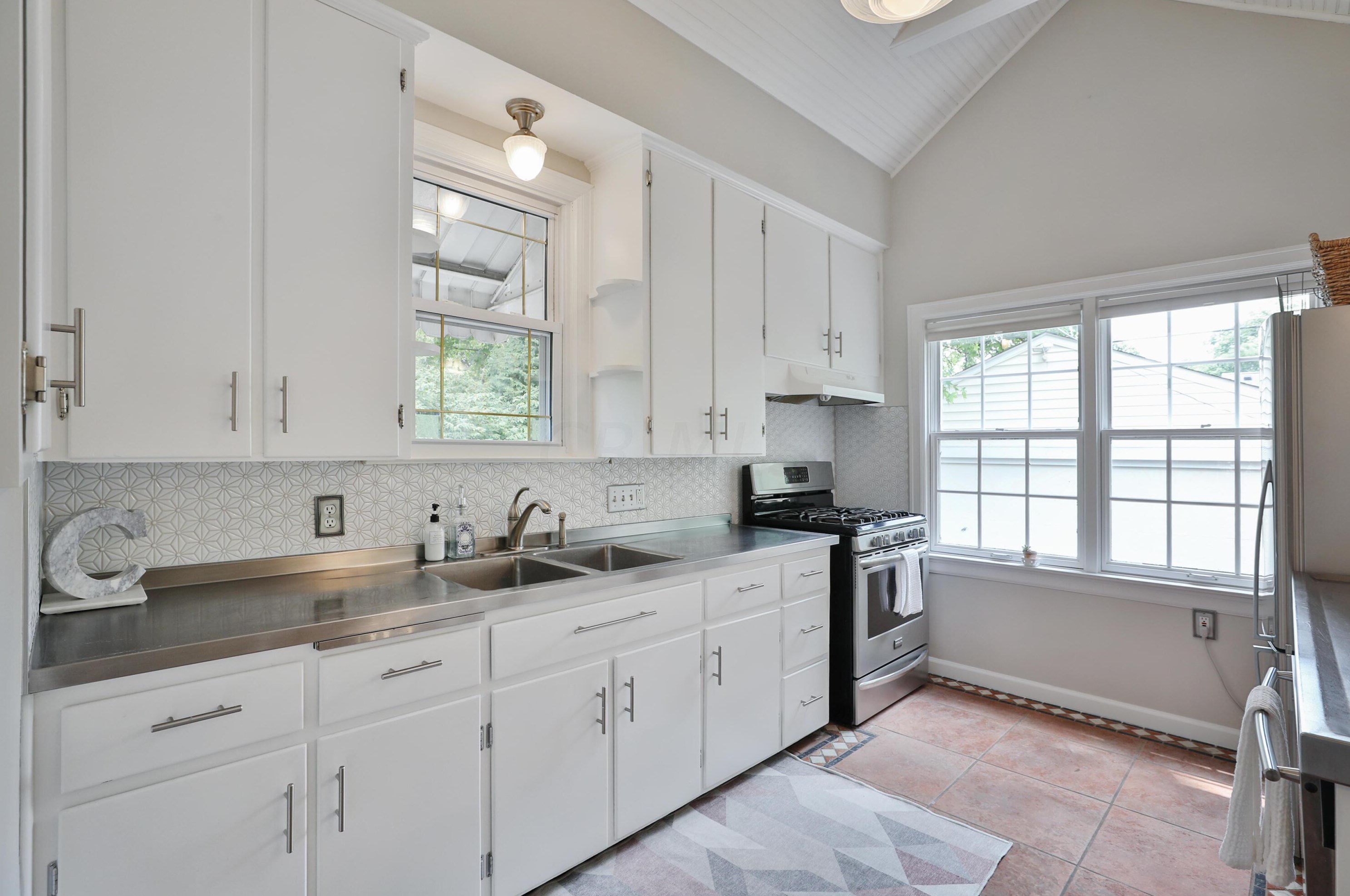 543 Richards Rd, Columbus OH 43214-3749 exterior