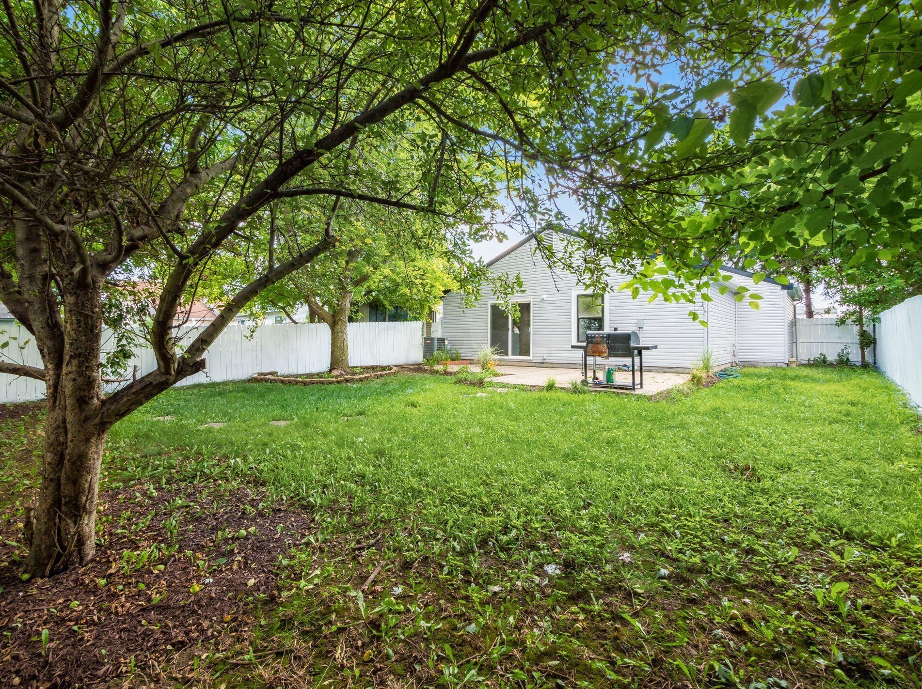 2452 Billingsley Rd, Columbus OH 43235-1922 exterior