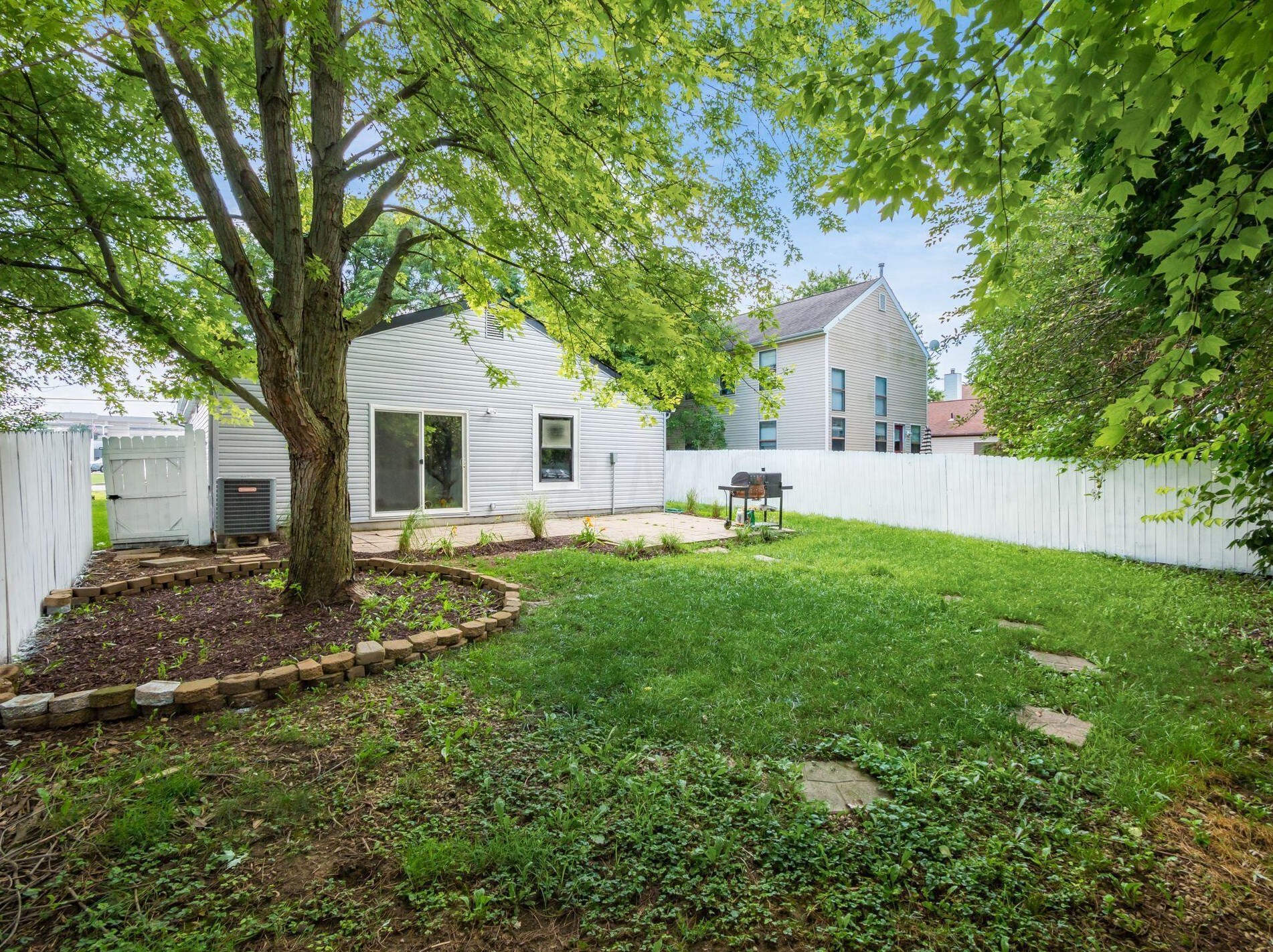 2452 Billingsley Rd, Columbus OH 43235-1922 exterior