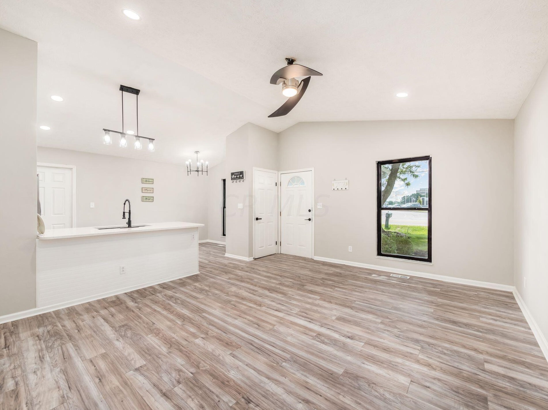 2452 Billingsley Rd, Columbus OH 43235-1922 exterior