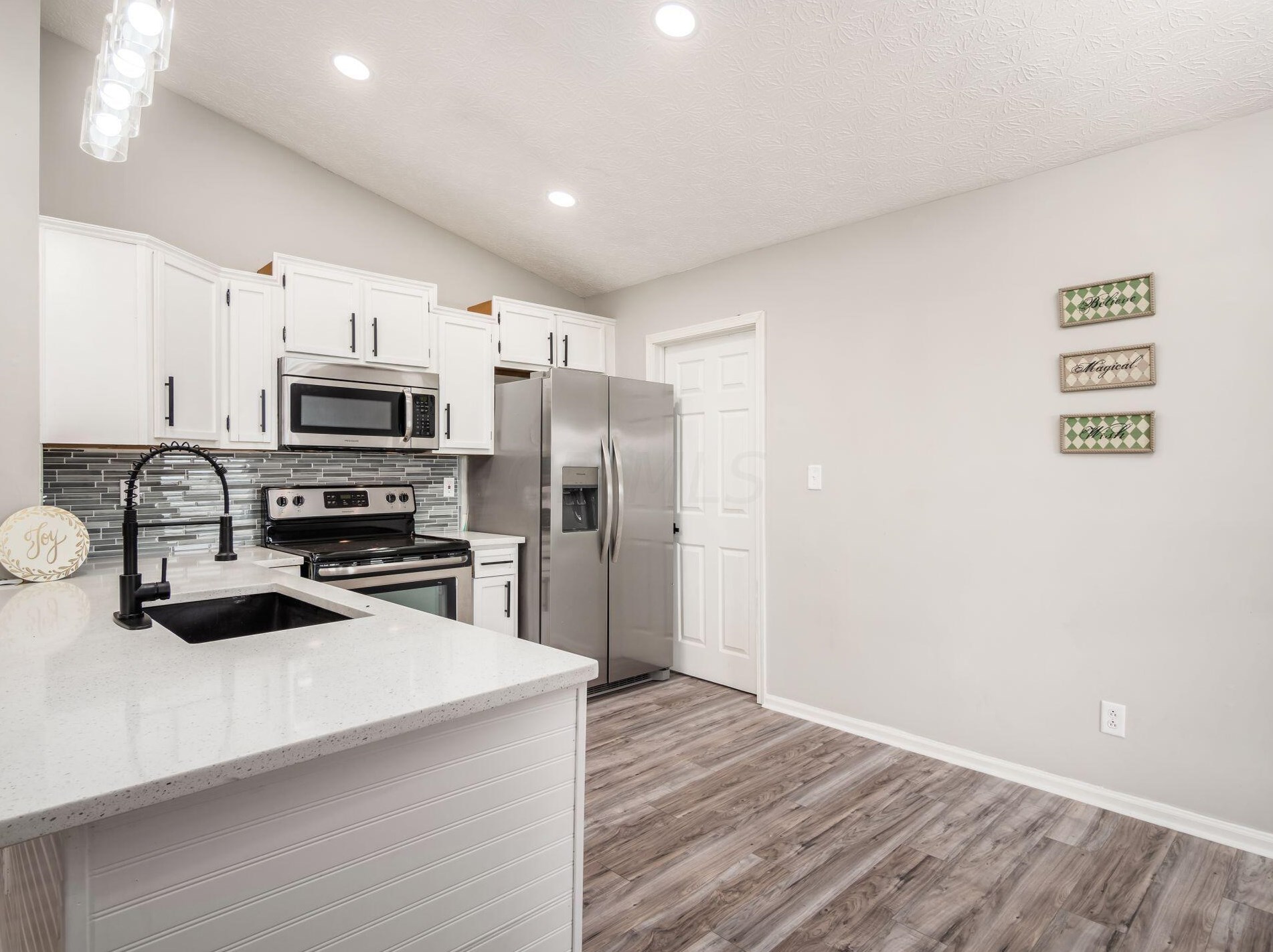 2452 Billingsley Rd, Columbus OH 43235-1922 exterior