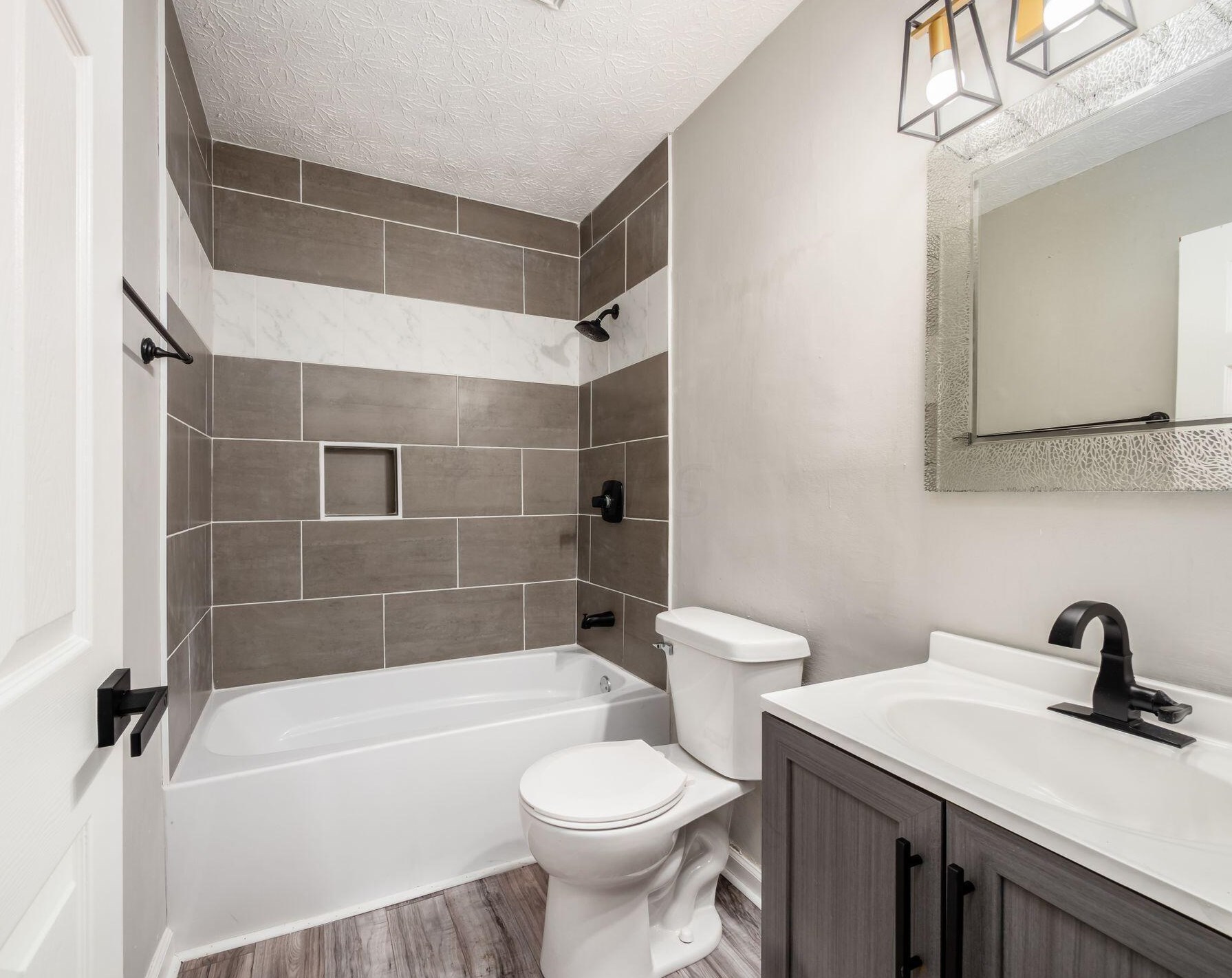 2452 Billingsley Rd, Columbus OH 43235-1922 exterior