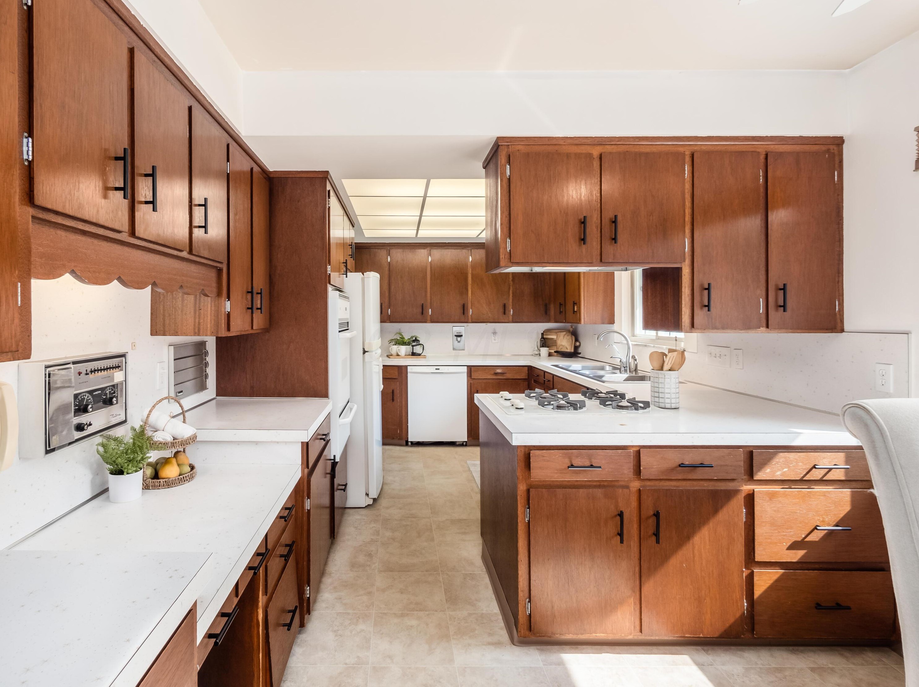 1486 Hickory Run Dr, Columbus OH 43204-1517 exterior